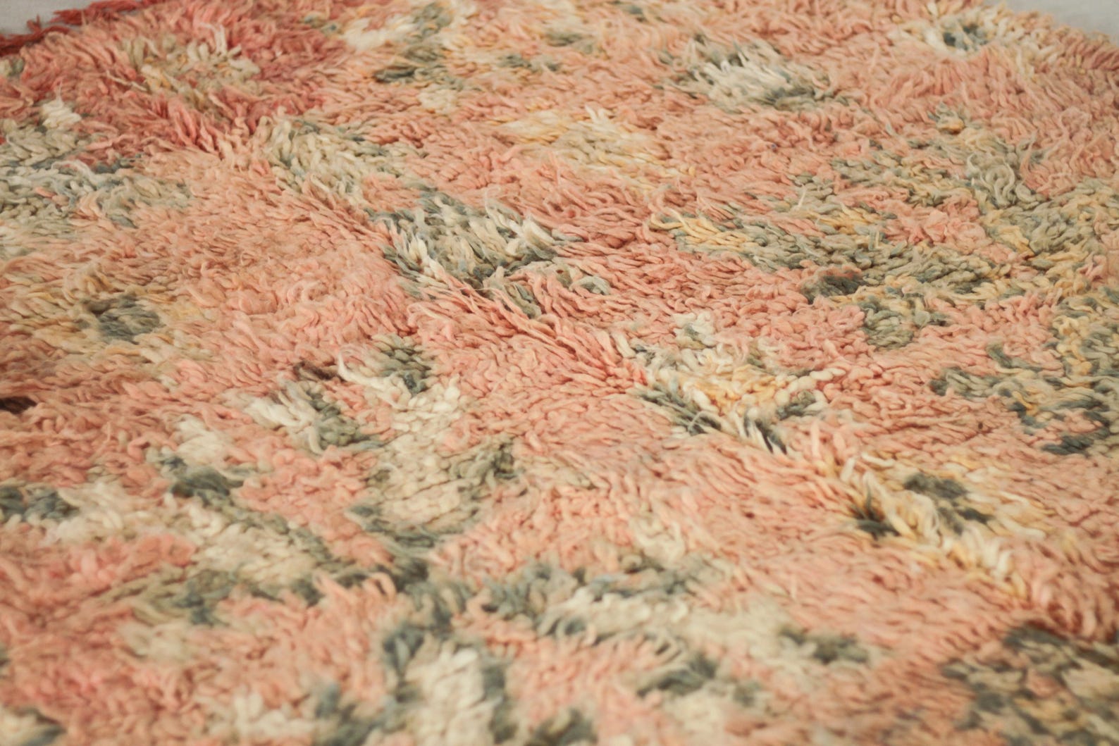 Vintage Moroccan Rug – Handmade Wool Berber rug, 5.5x8.5 ft – Peach beni mguild rug
