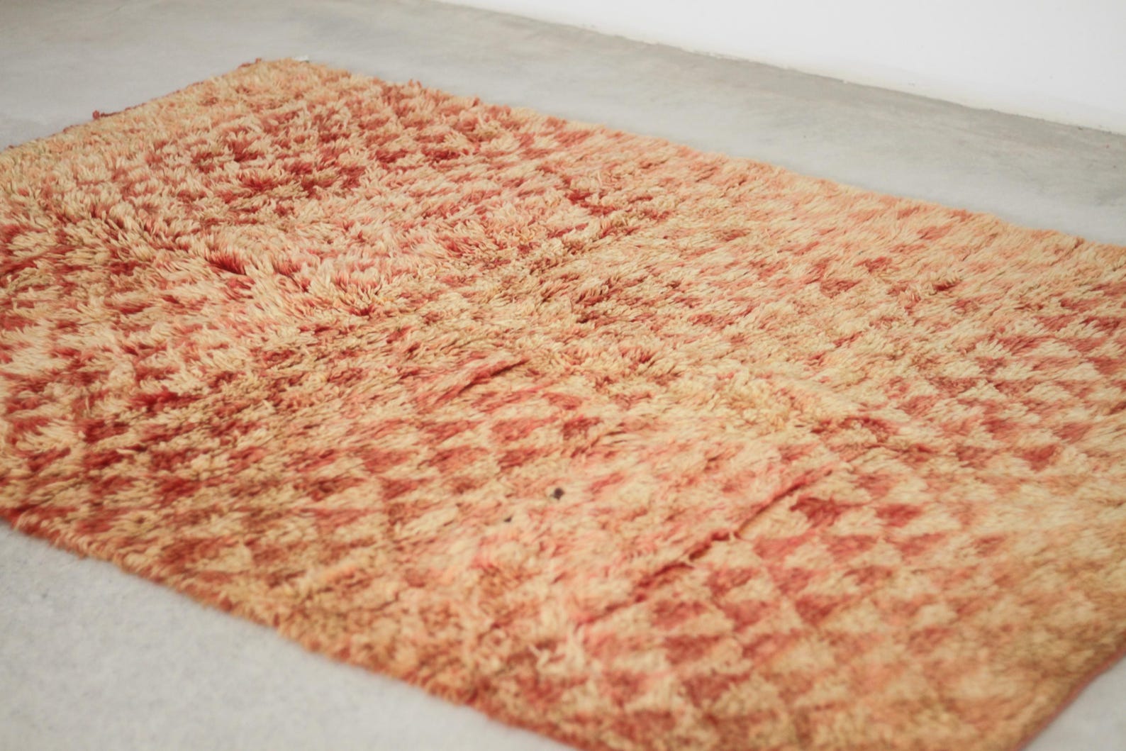 Vintage Moroccan Rug – Handmade Wool Berber rug, 5x7.5 ft – Orangee beni mguild rug