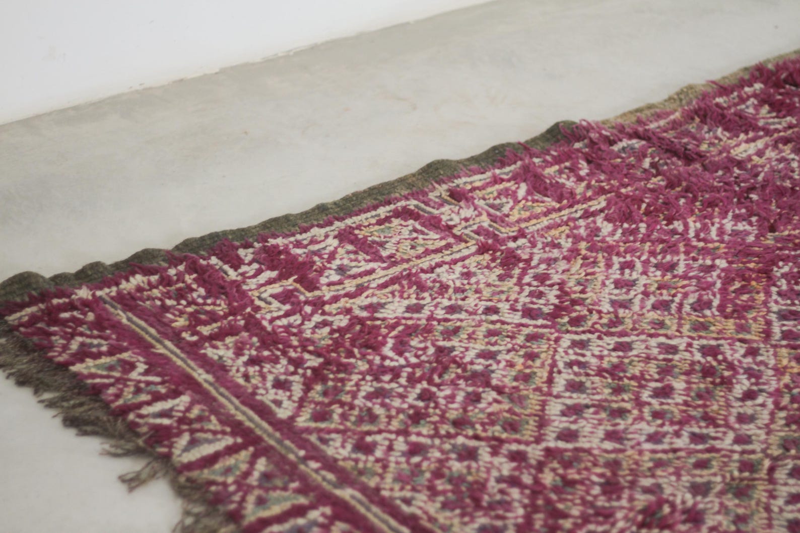 Vintage Moroccan Rug – Handmade Wool Berber rug, 5.5x9 ft – Purple beni mguild rug