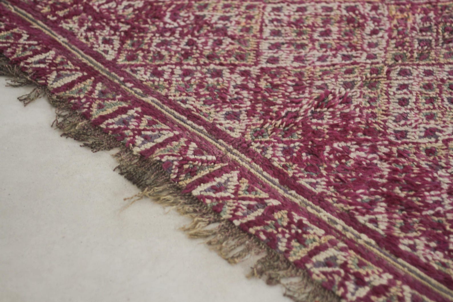 Vintage Moroccan Rug – Handmade Wool Berber rug, 5.5x9 ft – Purple beni mguild rug