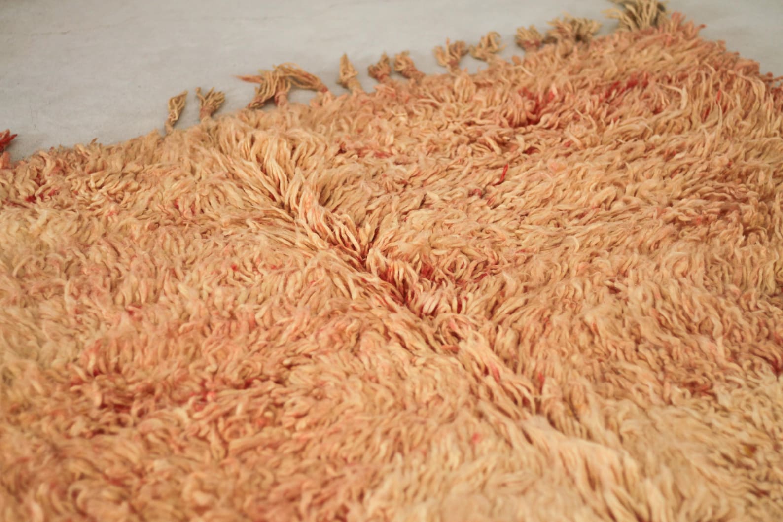 Vintage Moroccan Rug – Handmade Wool Berber rug, 5.5x10 ft – Peach beni mguild rug