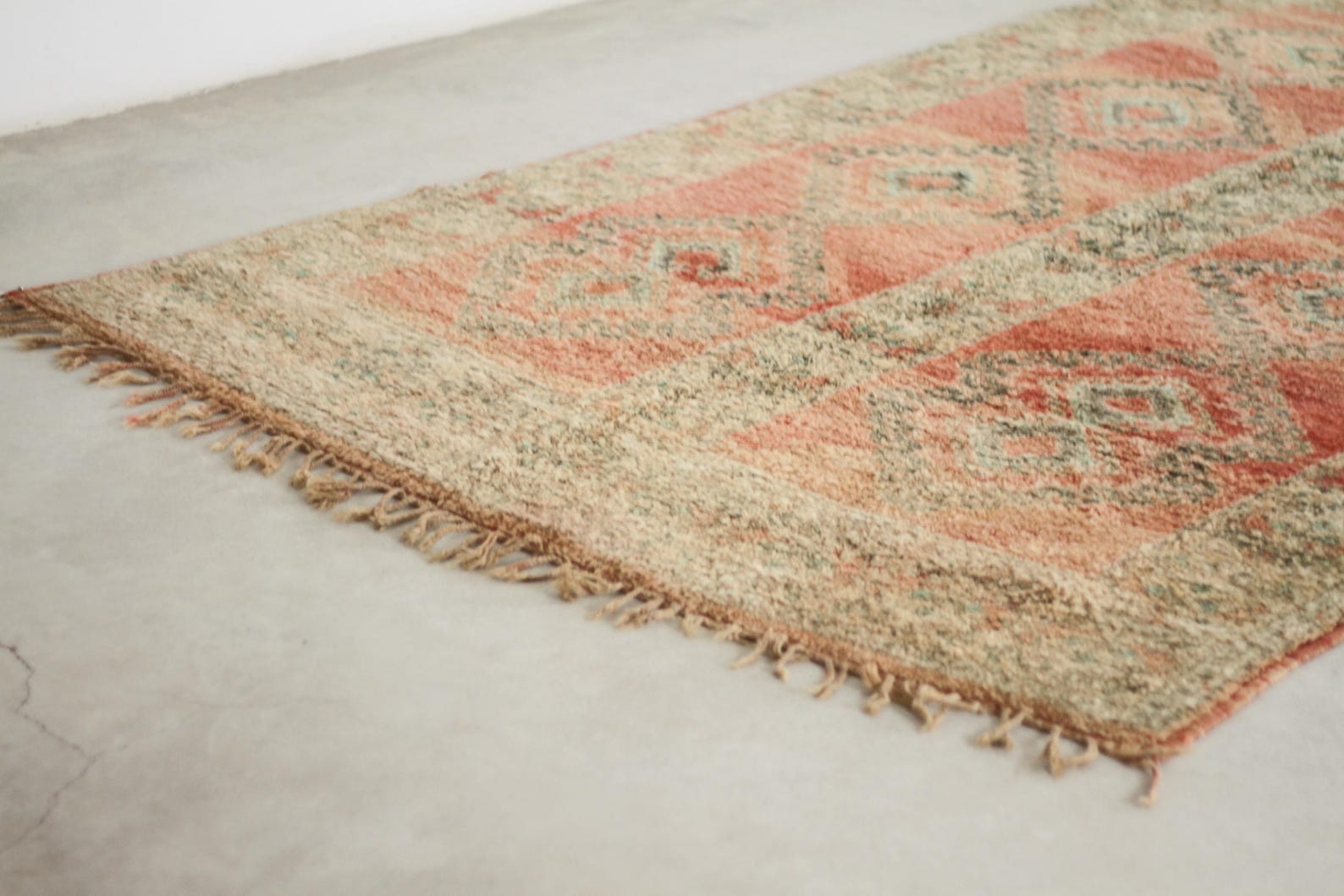 Vintage Moroccan Rug – Handmade Wool Berber rug, 5.5x9 ft – Peach beni mguild rug