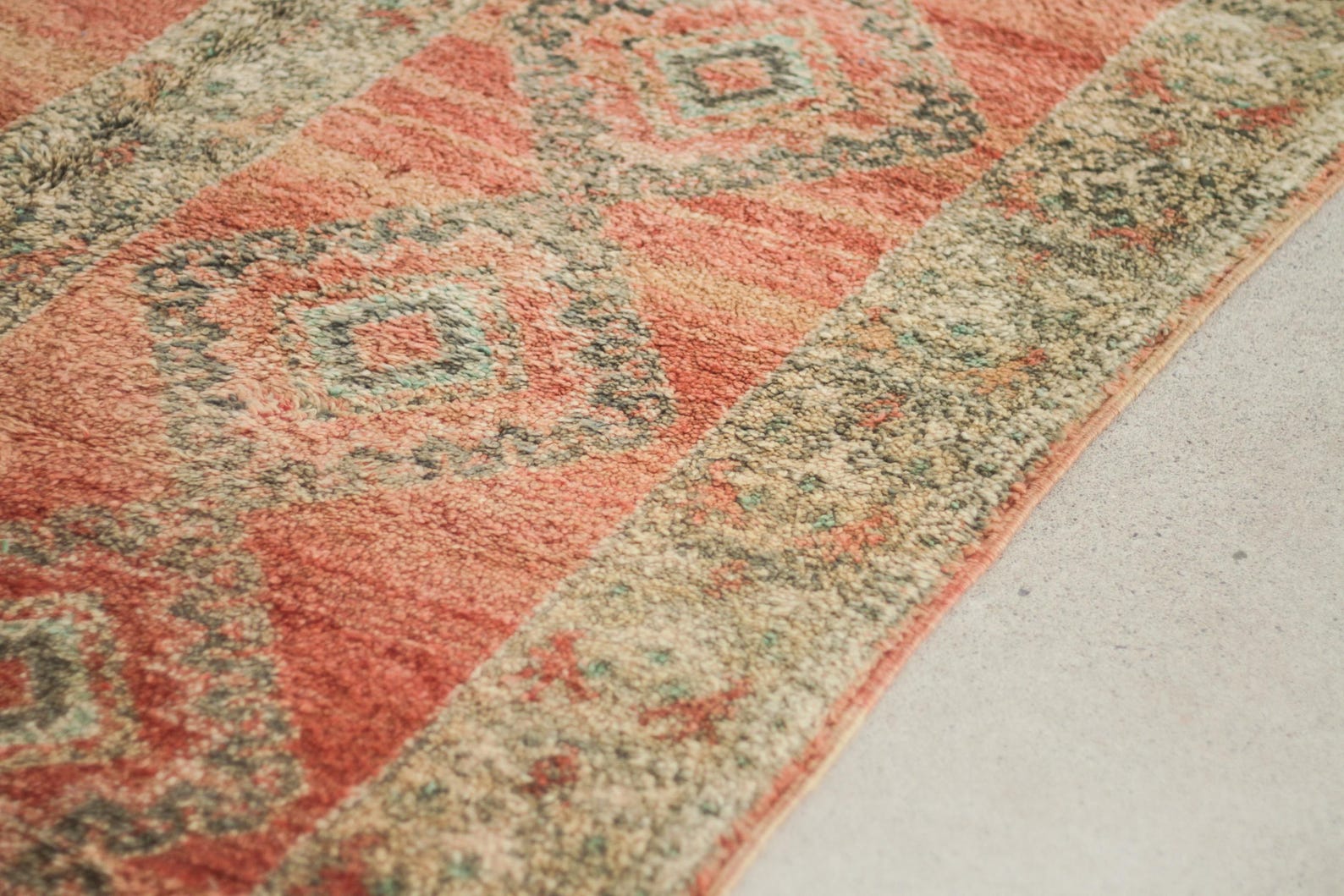 Vintage Moroccan Rug – Handmade Wool Berber rug, 5.5x9 ft – Peach beni mguild rug