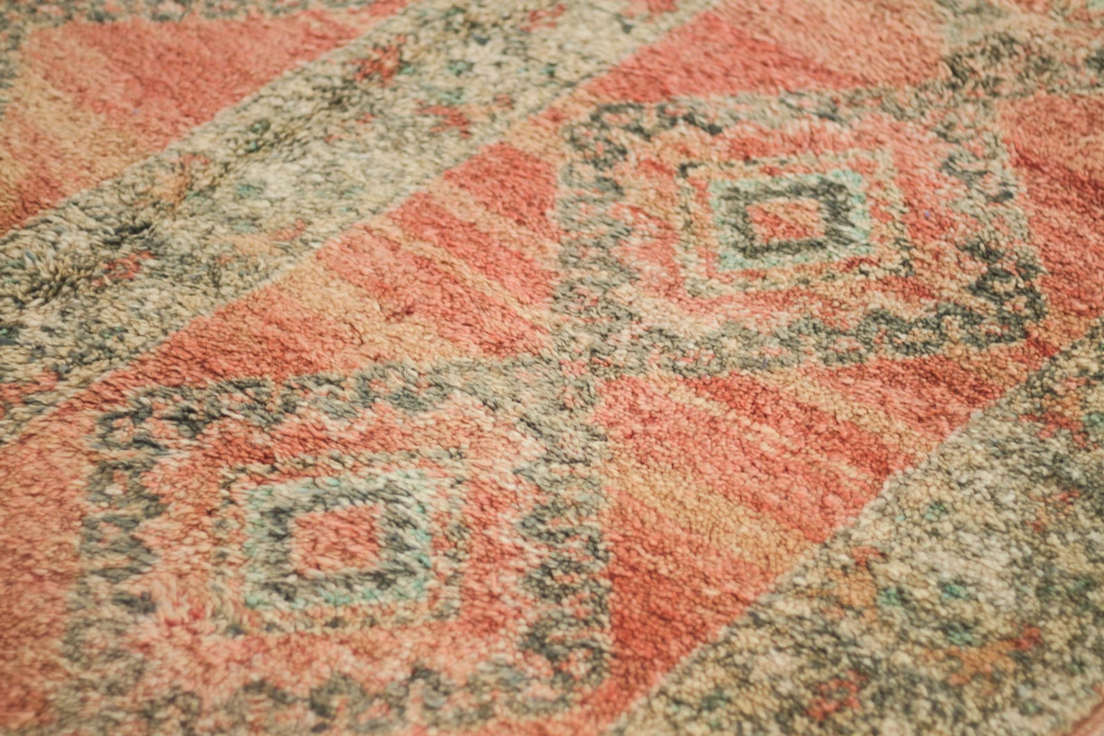 Vintage Moroccan Rug – Handmade Wool Berber rug, 5.5x9 ft – Peach beni mguild rug