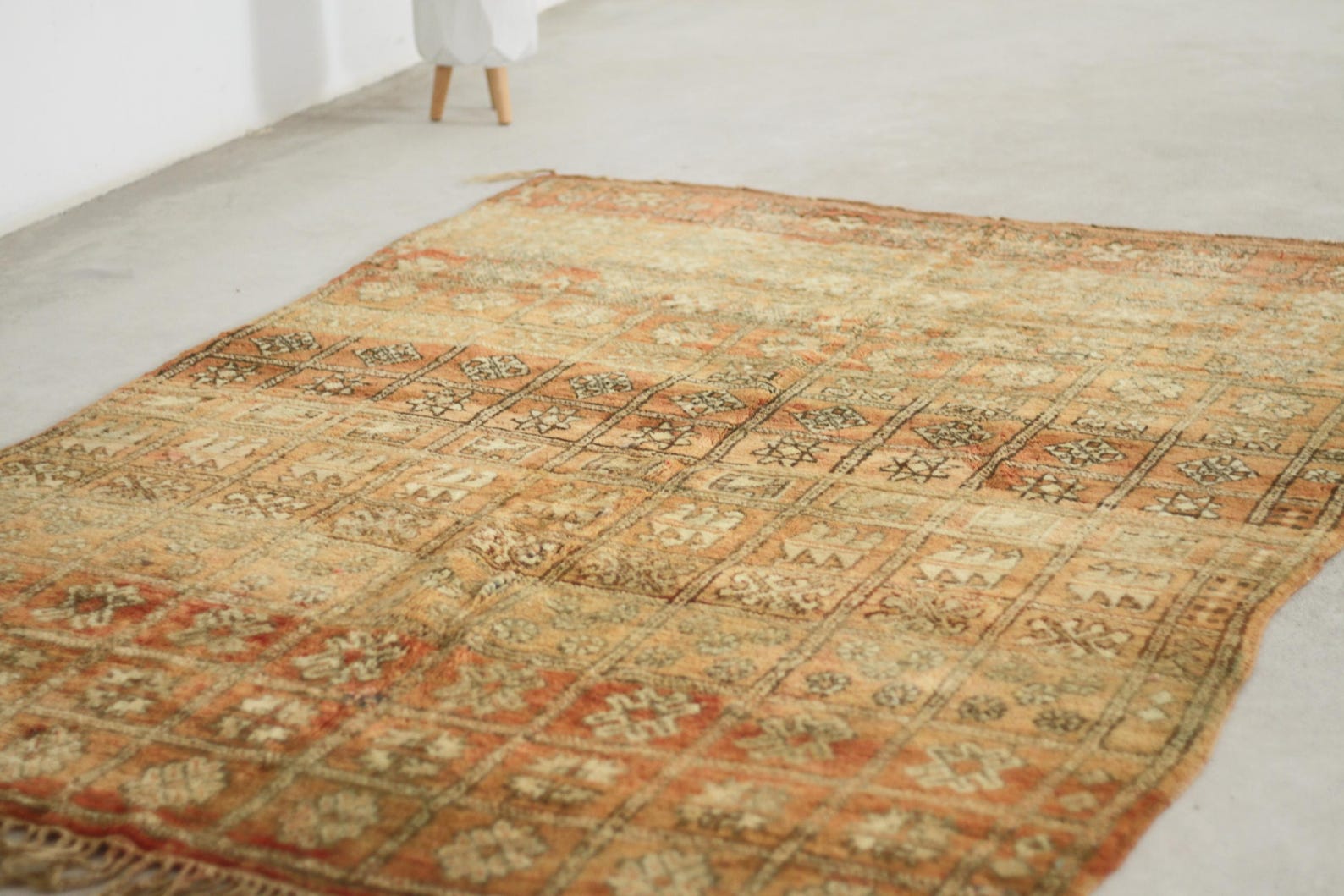 Vintage Moroccan Rug – Handmade Wool Berber rug, 7x5 ft – Peach beni mguild rug