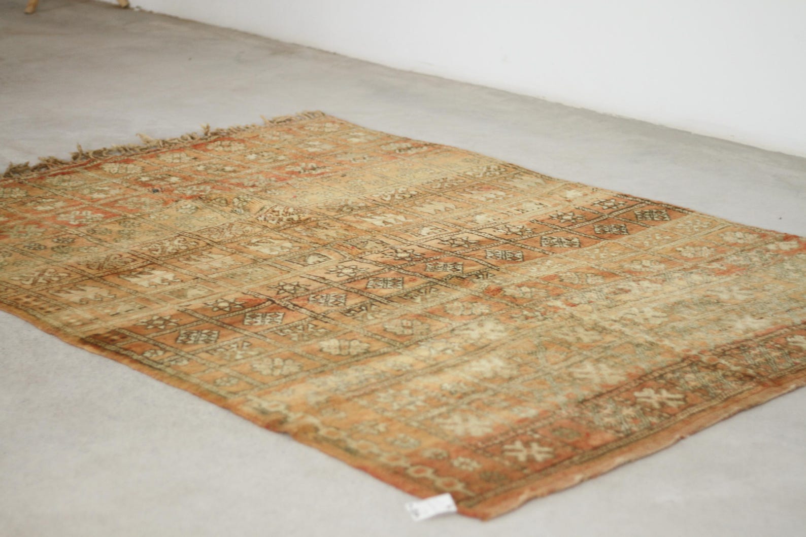 Vintage Moroccan Rug – Handmade Wool Berber rug, 7x5 ft – Peach beni mguild rug