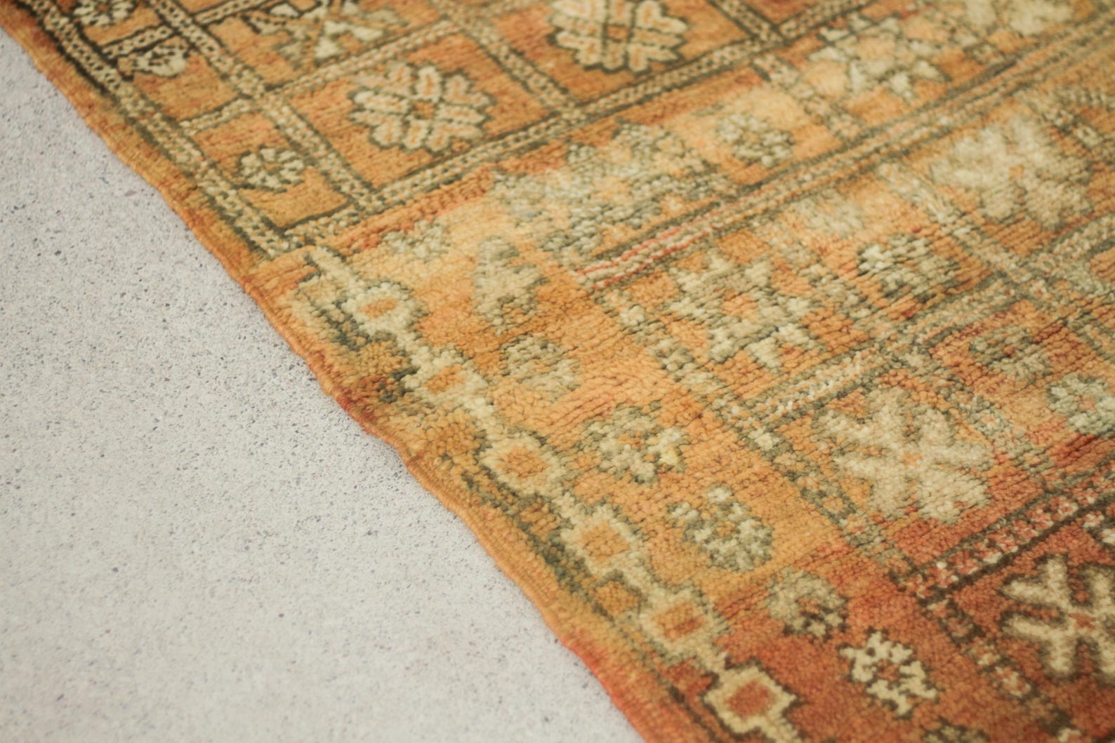 Vintage Moroccan Rug – Handmade Wool Berber rug, 7x5 ft – Peach beni mguild rug