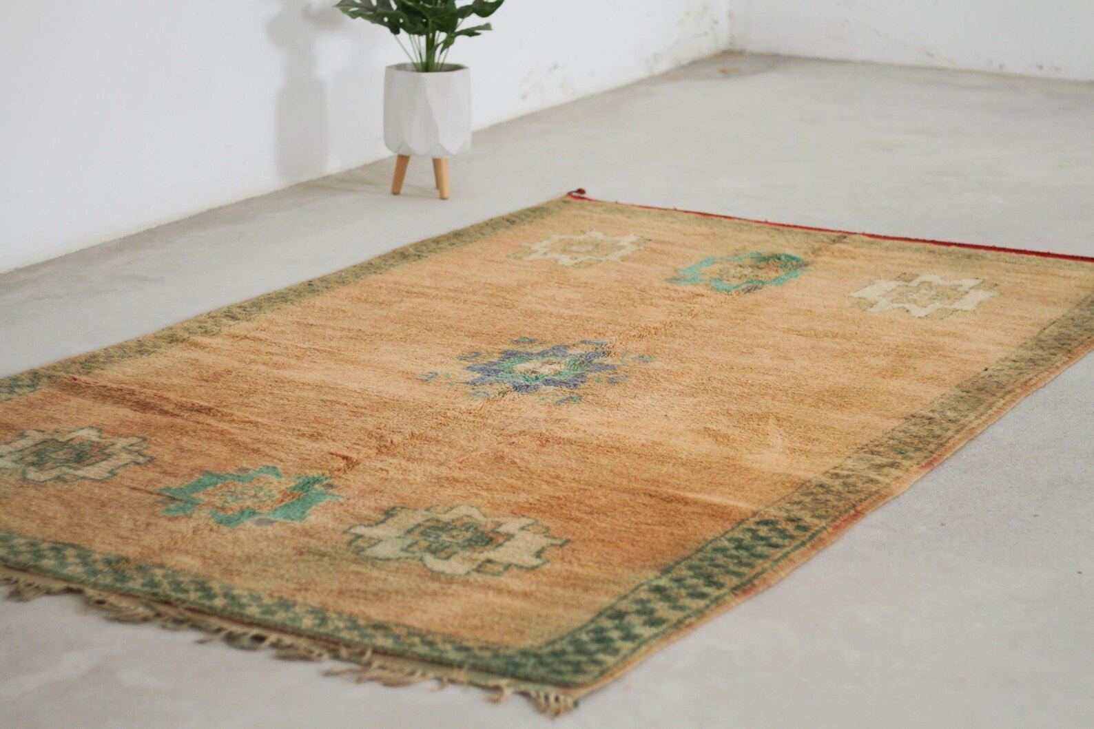 Vintage Moroccan Rug – Handmade Wool Berber rug, 5x9 ft – Peach beni mguild rug