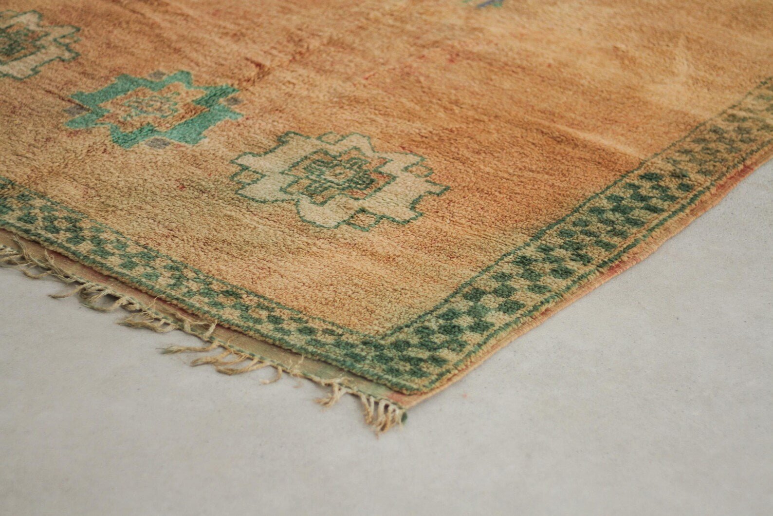 Vintage Moroccan Rug – Handmade Wool Berber rug, 5x9 ft – Peach beni mguild rug