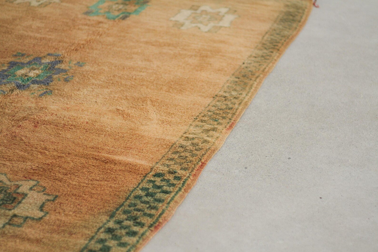 Vintage Moroccan Rug – Handmade Wool Berber rug, 5x9 ft – Peach beni mguild rug