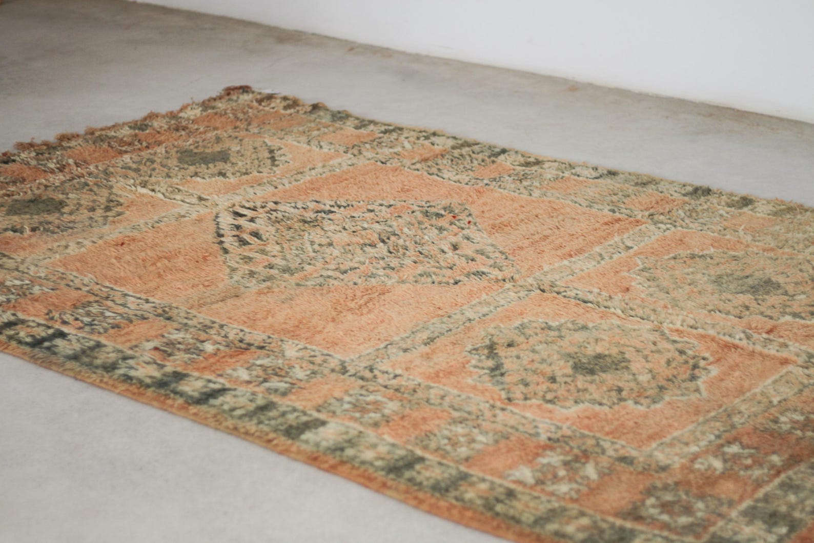 Vintage Moroccan Rug – Handmade Wool Berber rug, 6x9 ft – Peach beni mguild rug