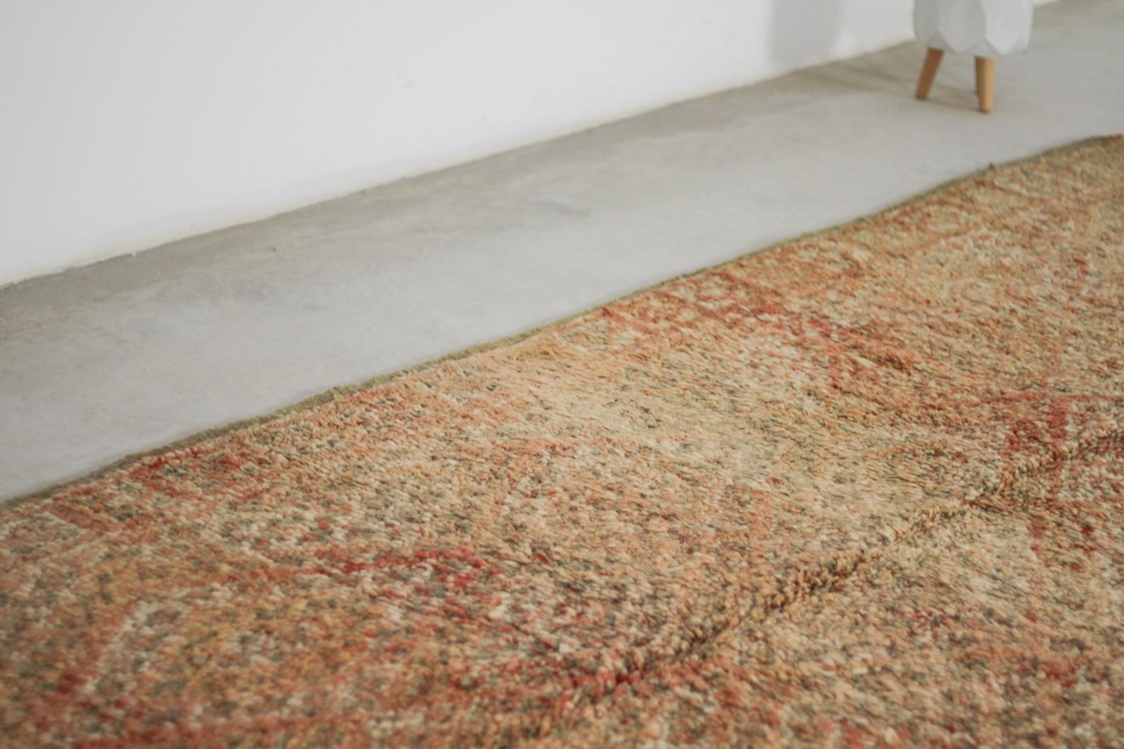 Vintage Moroccan Rug – Handmade Wool Berber rug, 5.5x9 ft – Peach beni mguild rug