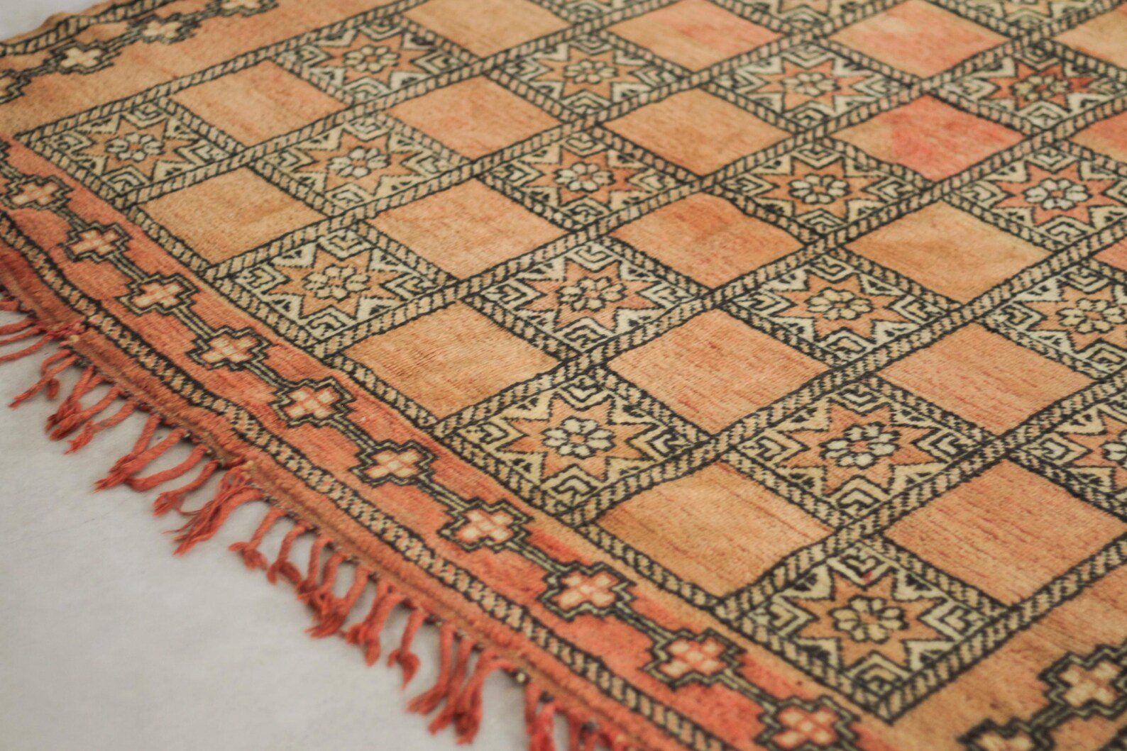Vintage Moroccan Rug – Handmade Wool Berber rug, 5x9 ft – Peach beni mguild rug