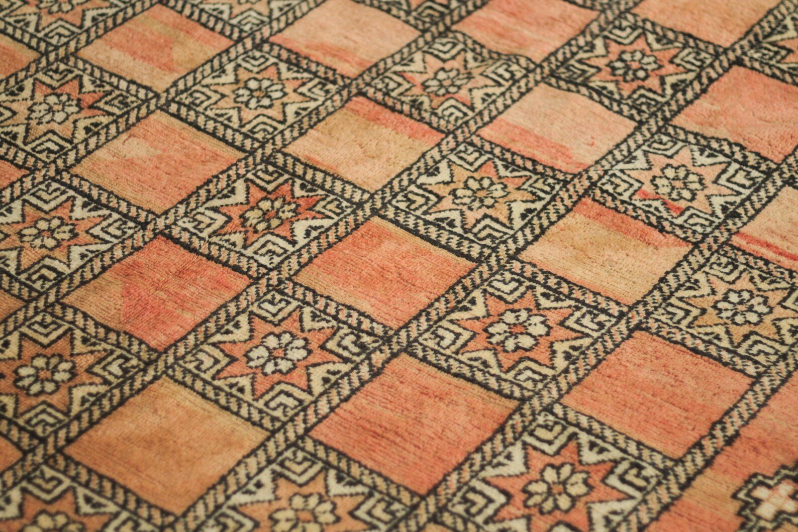 Vintage Moroccan Rug – Handmade Wool Berber rug, 5x9 ft – Peach beni mguild rug