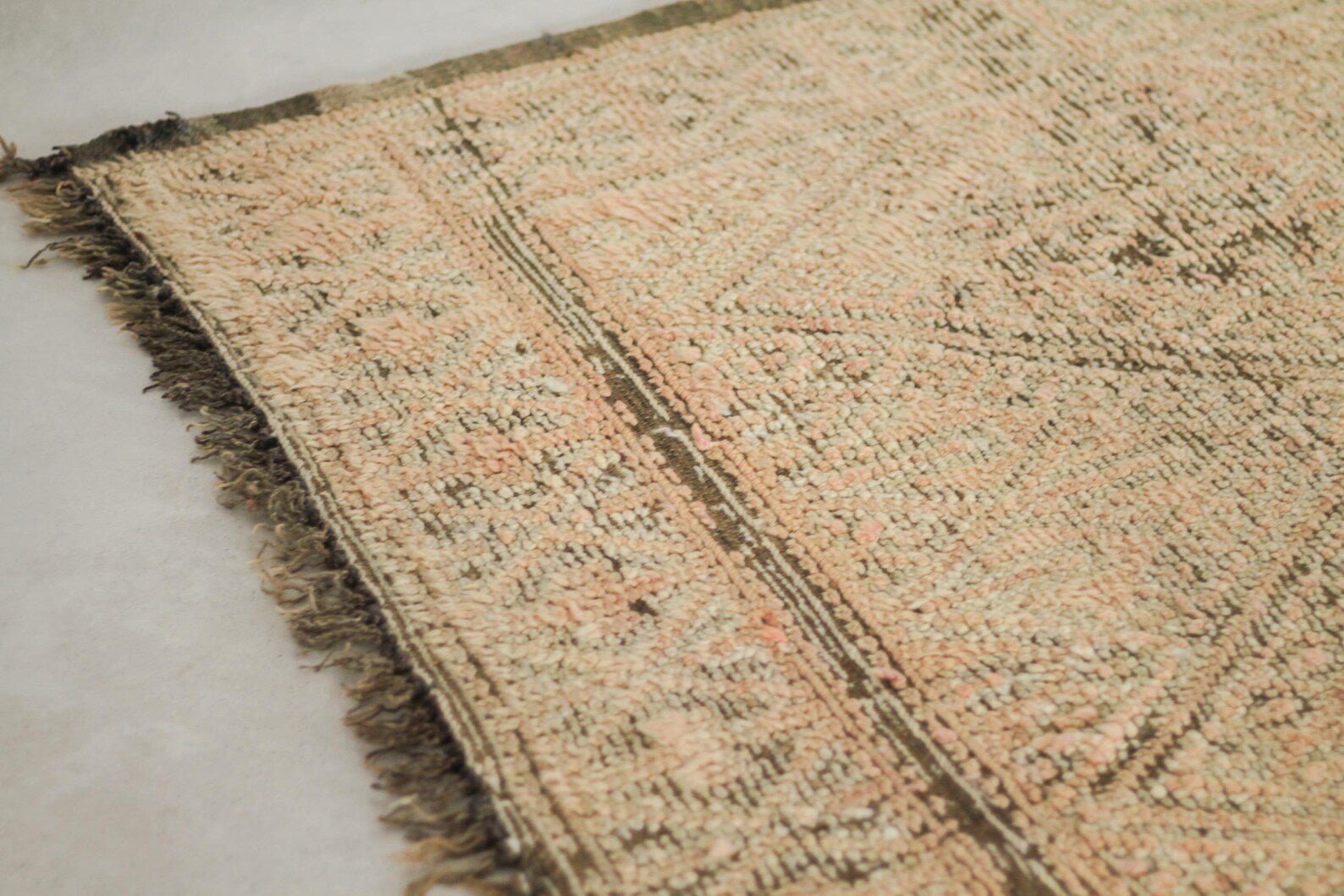 Vintage Moroccan Rug – Handmade Wool Berber rug, 6x8 ft – Gray beni mguild rug