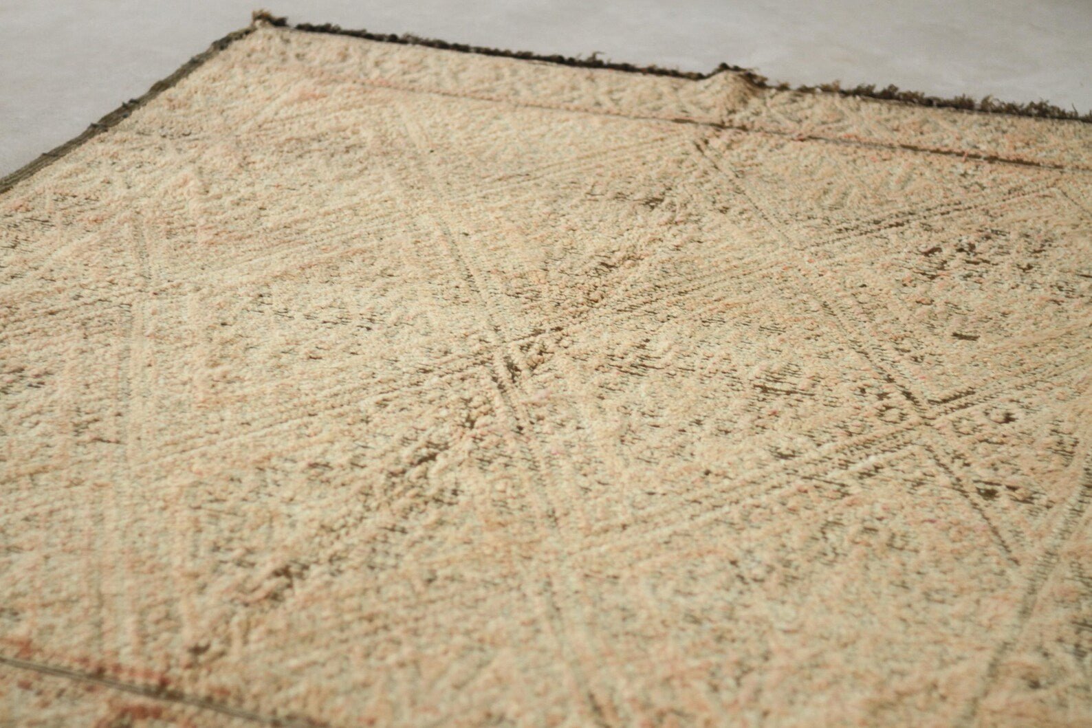 Vintage Moroccan Rug – Handmade Wool Berber rug, 6x8 ft – Gray beni mguild rug