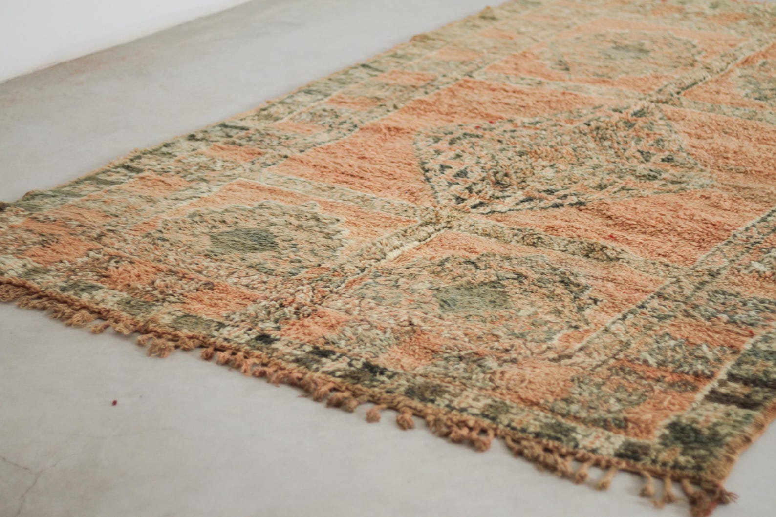 Vintage Moroccan Rug – Handmade Wool Berber rug, 6x9 ft – Peach beni mguild rug