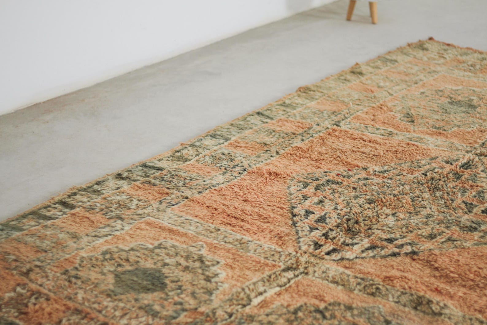 Vintage Moroccan Rug – Handmade Wool Berber rug, 6x9 ft – Peach beni mguild rug