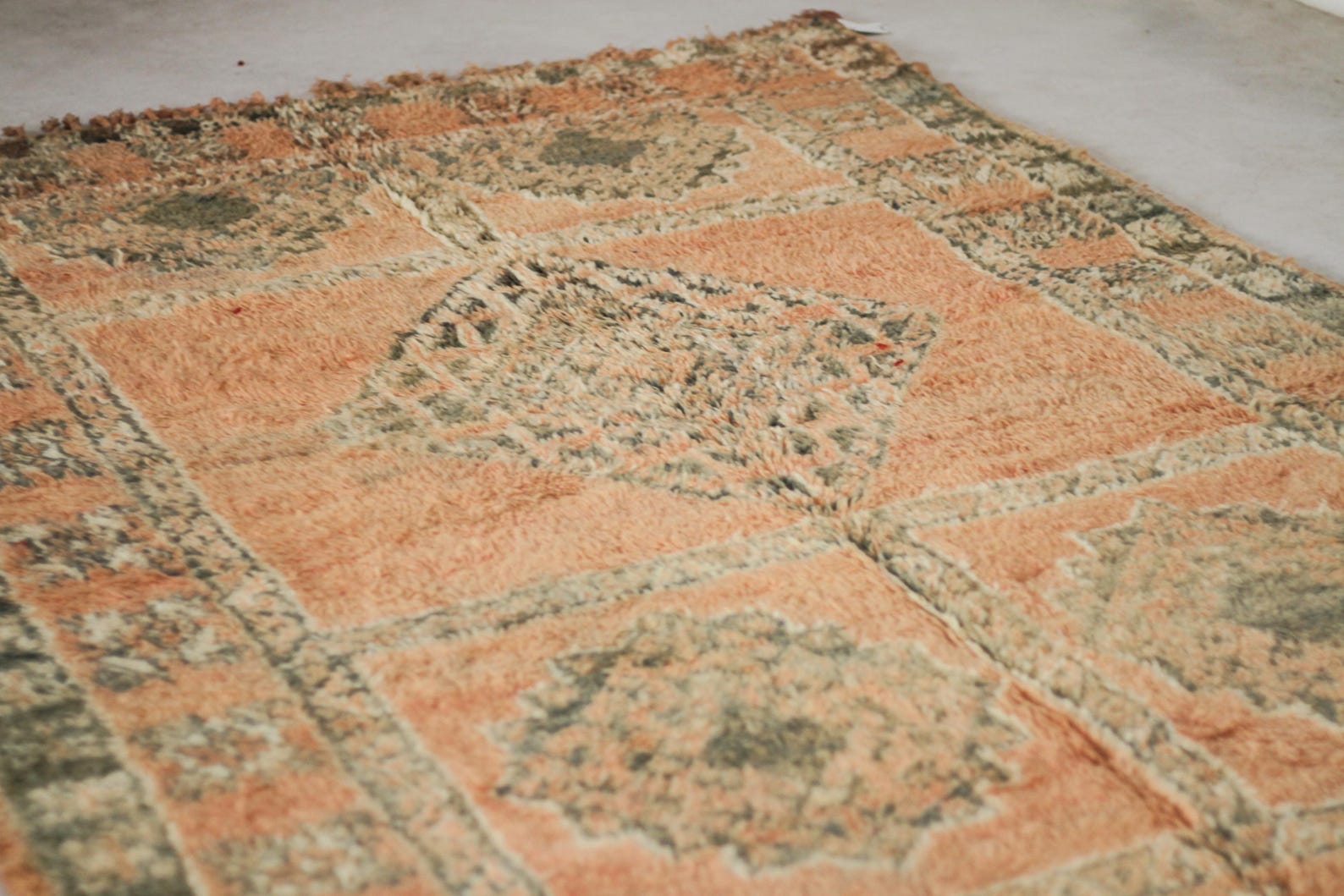 Vintage Moroccan Rug – Handmade Wool Berber rug, 6x9 ft – Peach beni mguild rug