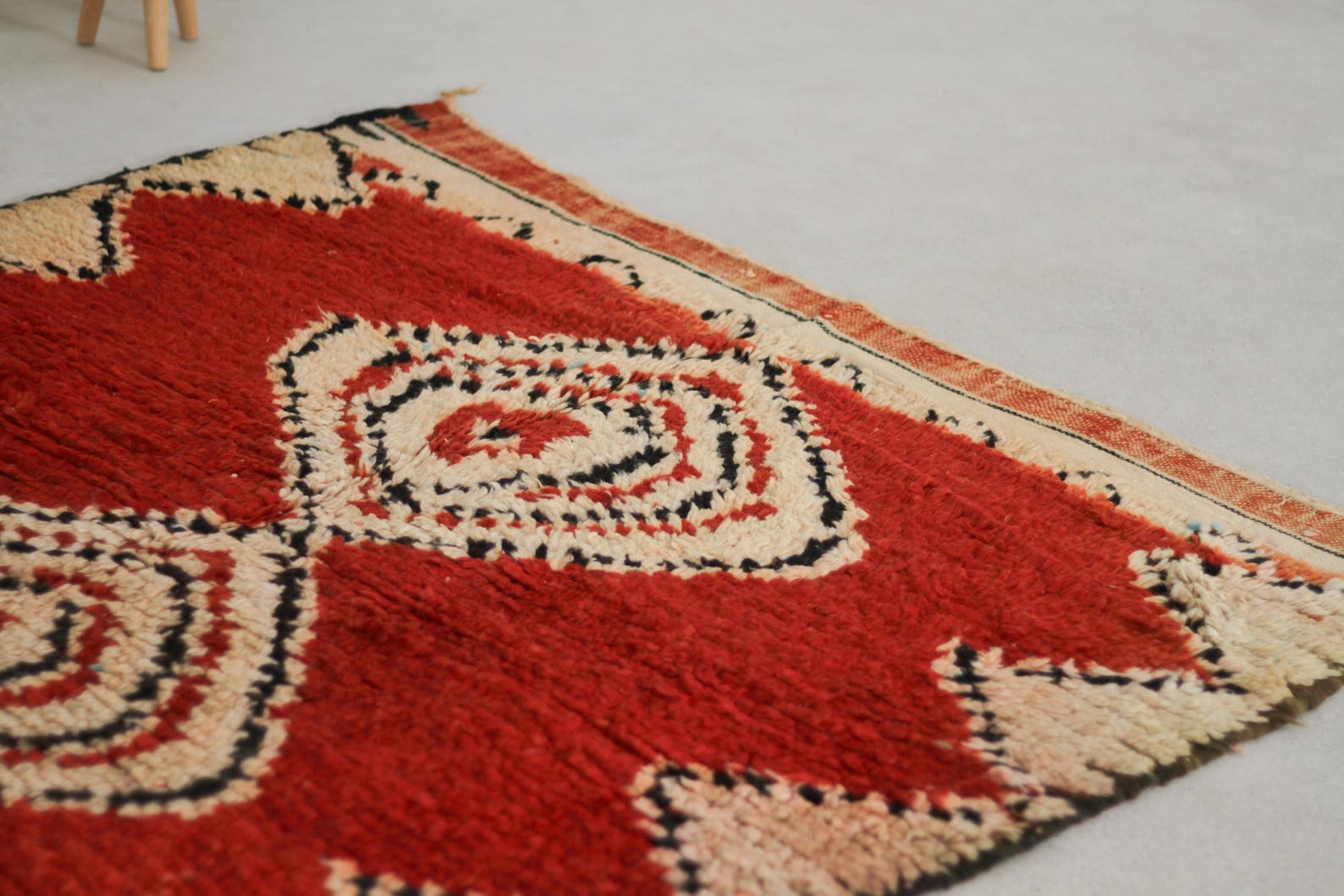 Vintage Moroccan Rug – Handmade Wool Berber rug, 5x11 ft – Red beni mguild rug