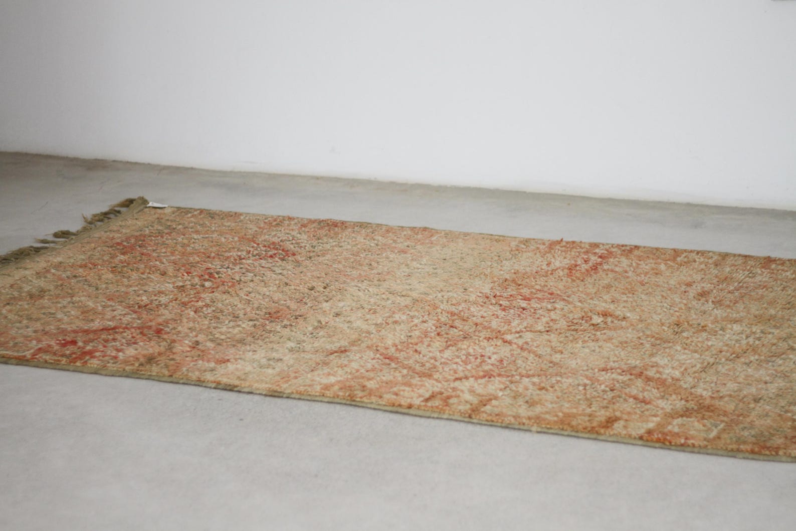 Vintage Moroccan Rug – Handmade Wool Berber rug, 5.5x9 ft – Peach beni mguild rug
