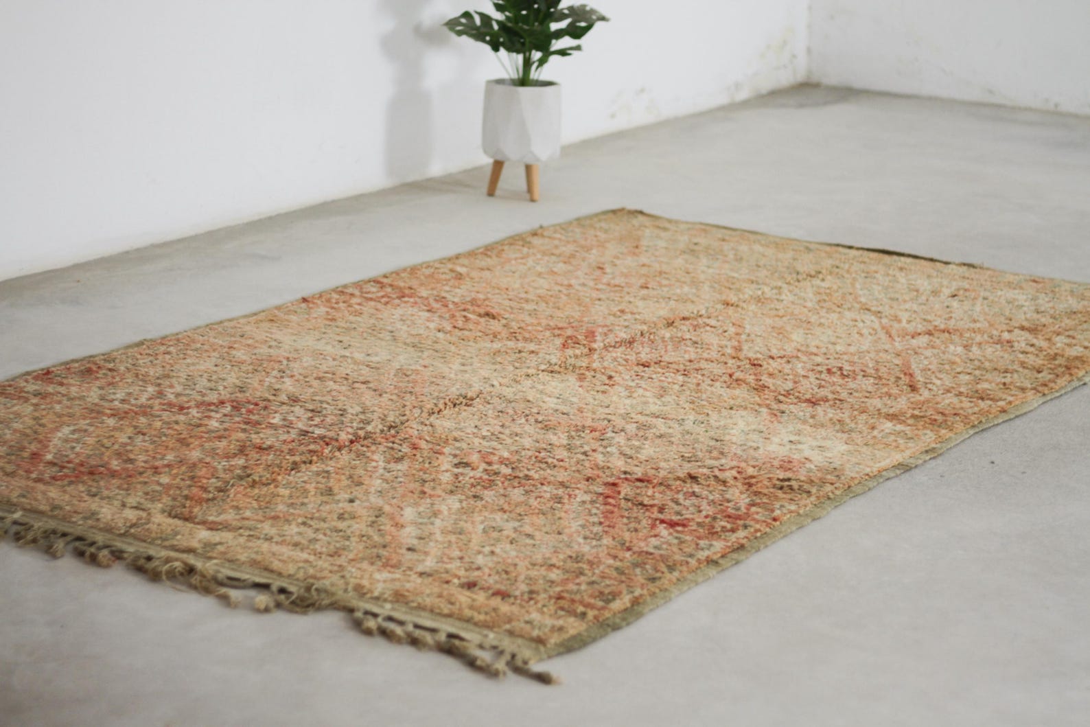 Vintage Moroccan Rug – Handmade Wool Berber rug, 5.5x9 ft – Peach beni mguild rug