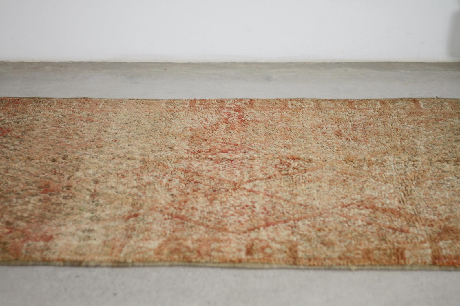 Vintage Moroccan Rug – Handmade Wool Berber rug, 5.5x9 ft – Peach beni mguild rug