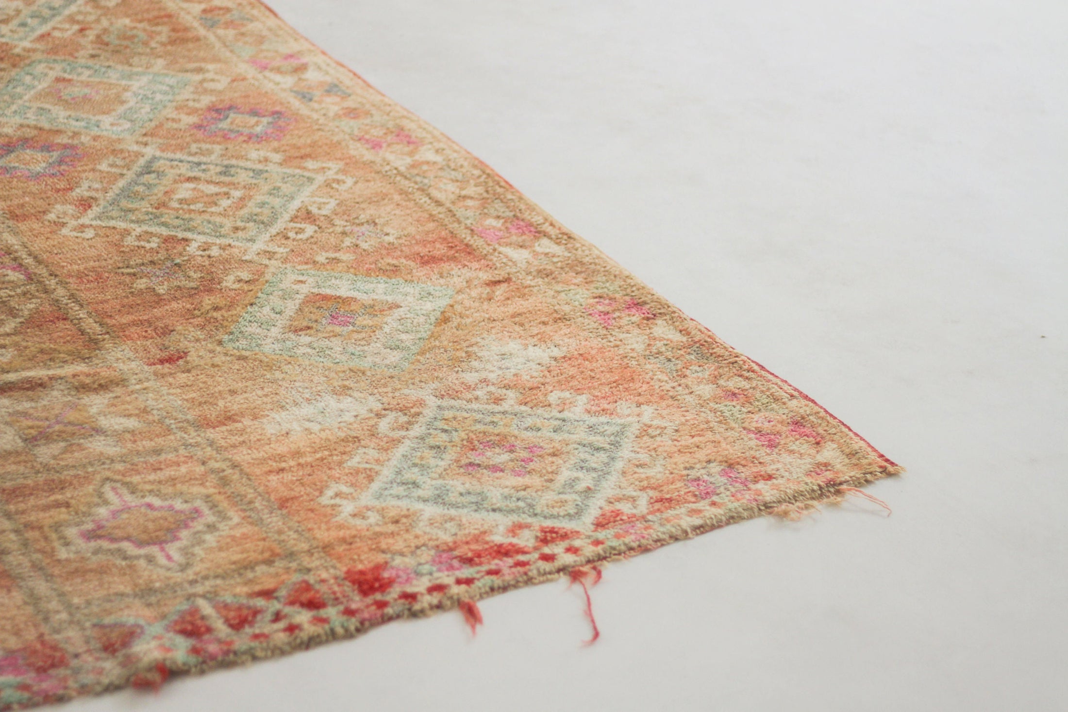 Vintage Moroccan Rug – Handmade Wool Berber rug, 5x10 ft – Peach beni mguild rug