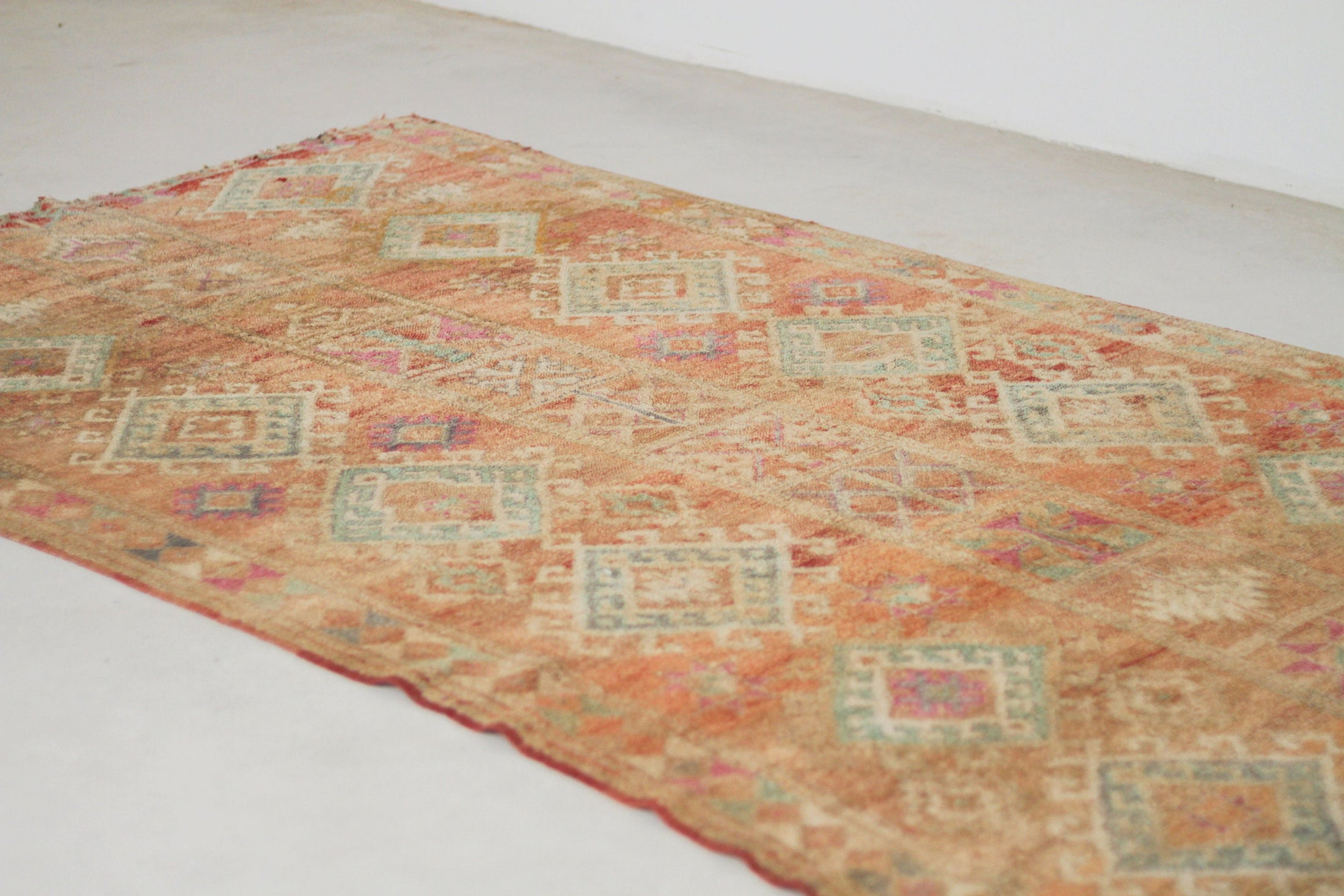 Vintage Moroccan Rug – Handmade Wool Berber rug, 5x10 ft – Peach beni mguild rug