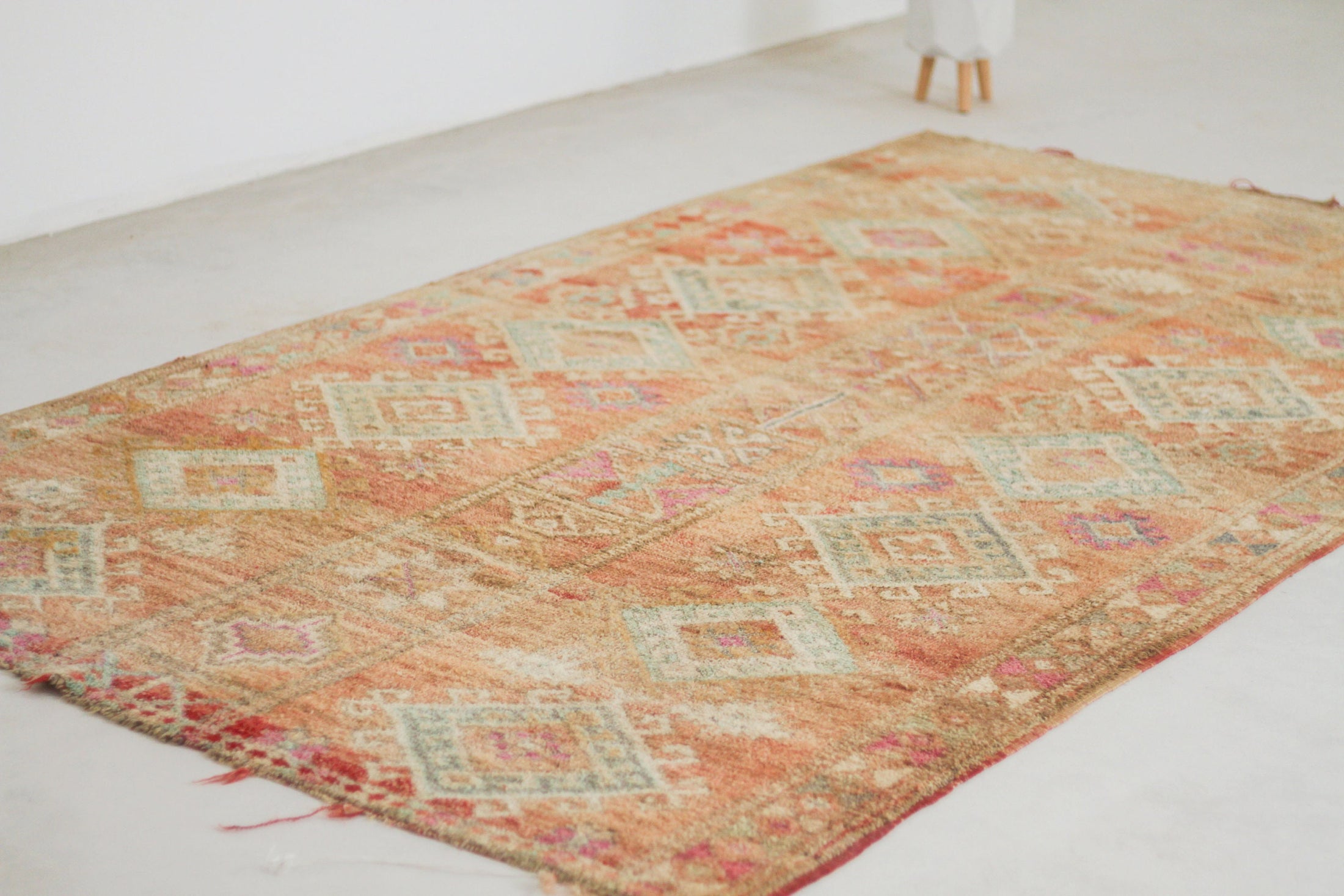 Vintage Moroccan Rug – Handmade Wool Berber rug, 5x10 ft – Peach beni mguild rug