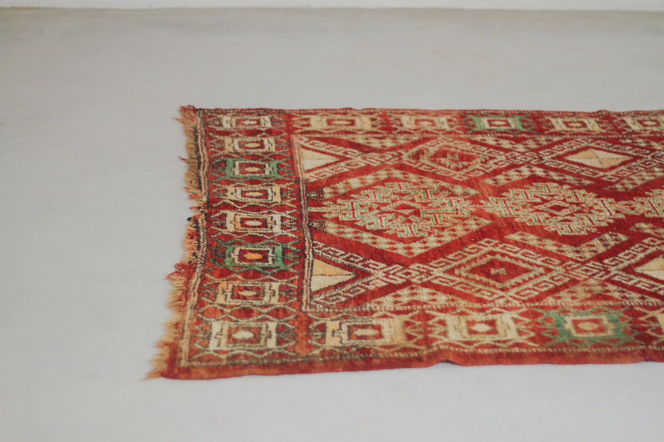 Vintage Moroccan Rug – Handmade Wool Berber rug, 5x8 ft – Red beni mguild rug