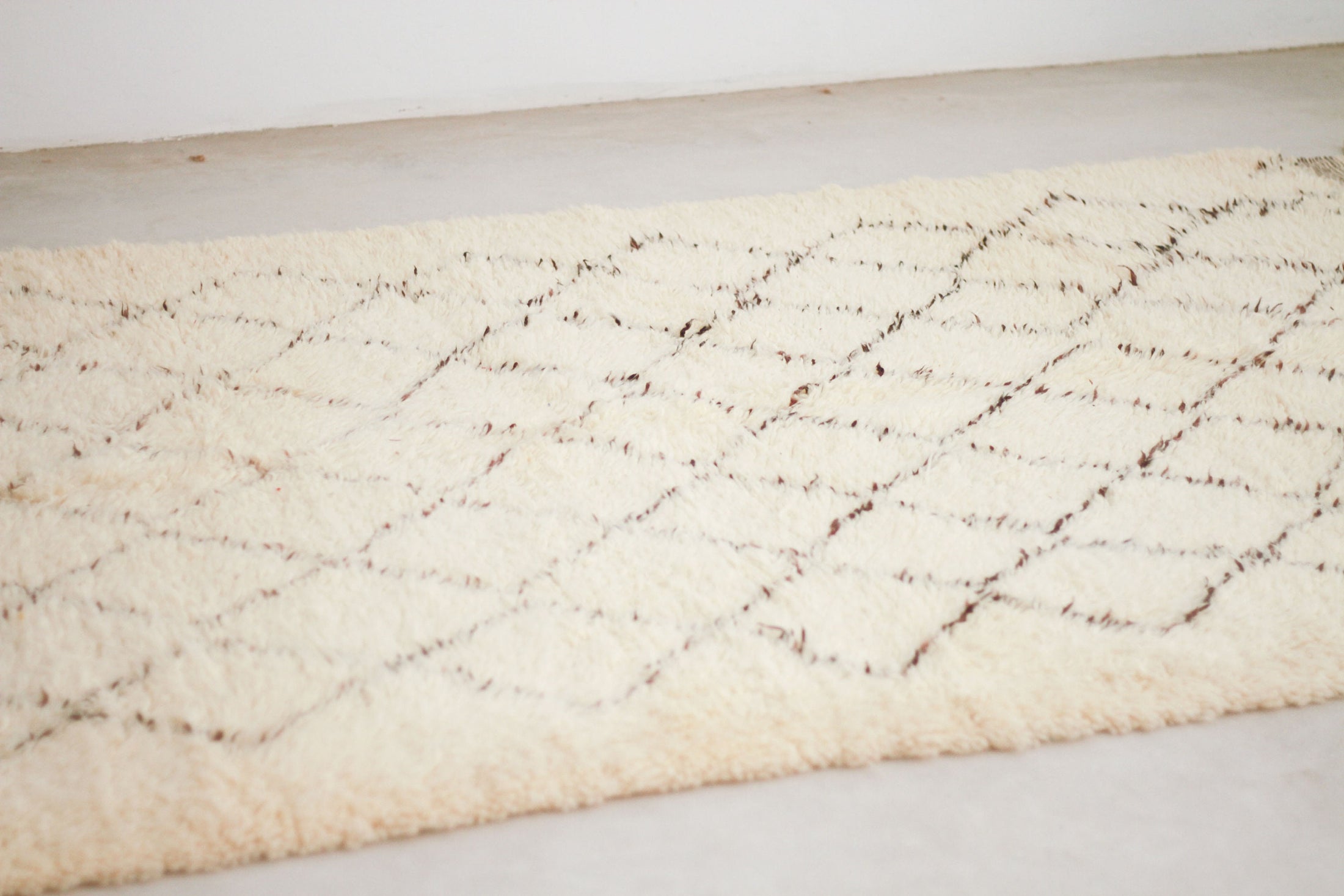 Vintage Moroccan Rug – Handmade Wool Berber rug, 6x10 ft – White beni mguild rug