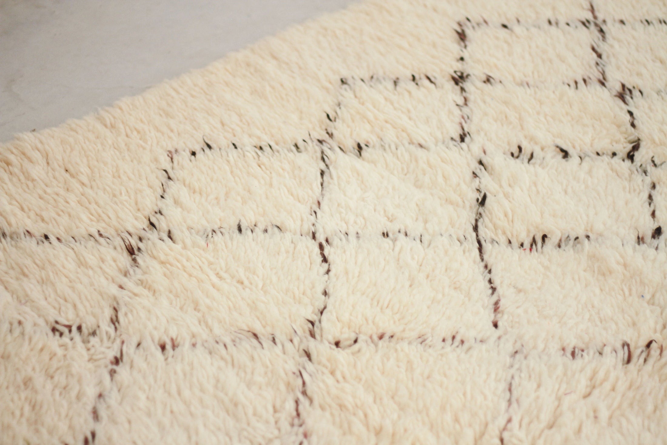 Vintage Moroccan Rug – Handmade Wool Berber rug, 6x10 ft – White beni mguild rug