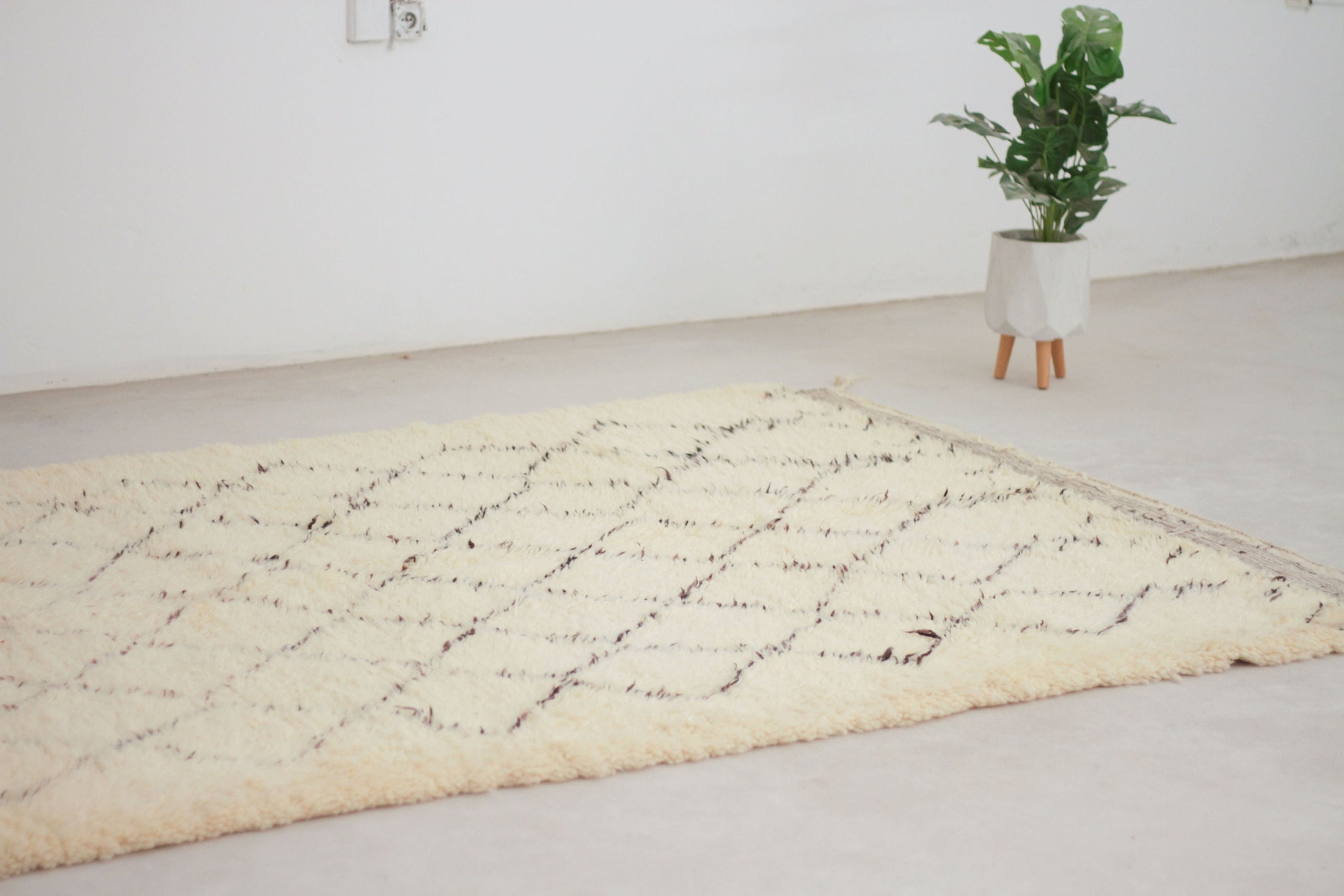Vintage Moroccan Rug – Handmade Wool Berber rug, 6x10 ft – White beni mguild rug