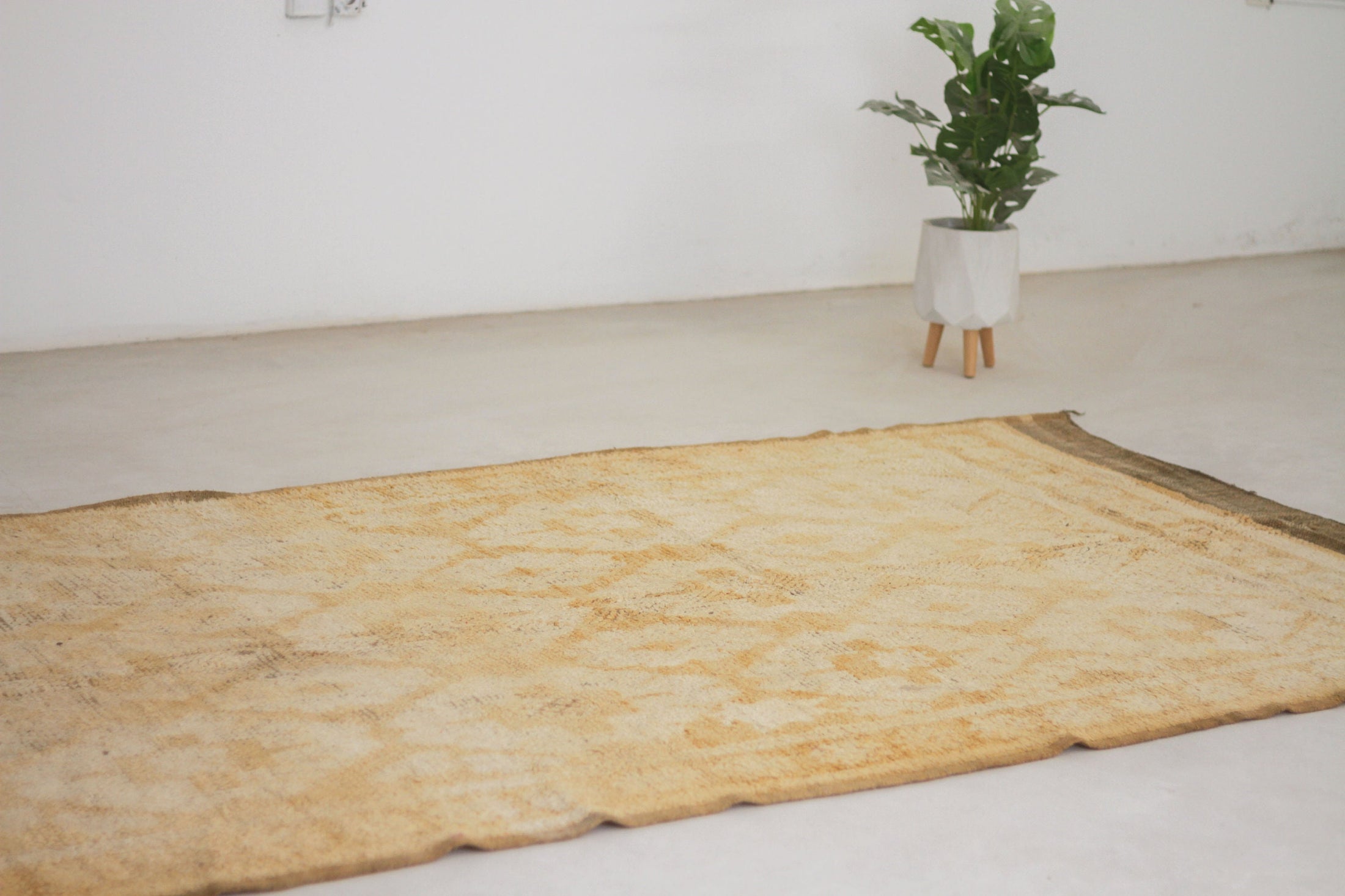 Vintage Moroccan Rug – Handmade Wool Berber rug, 5.5x12 ft – Peach beni mguild rug