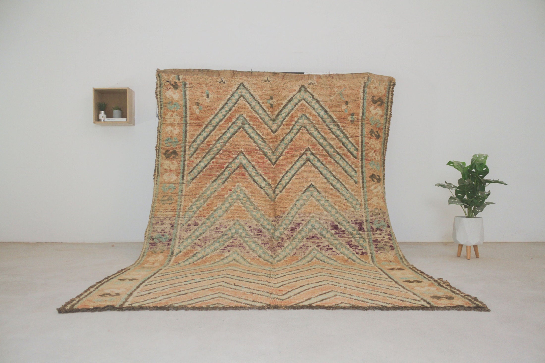 Vintage Moroccan Rug – Handmade Wool Berber rug, 6x9 ft – Peach beni mguild rug