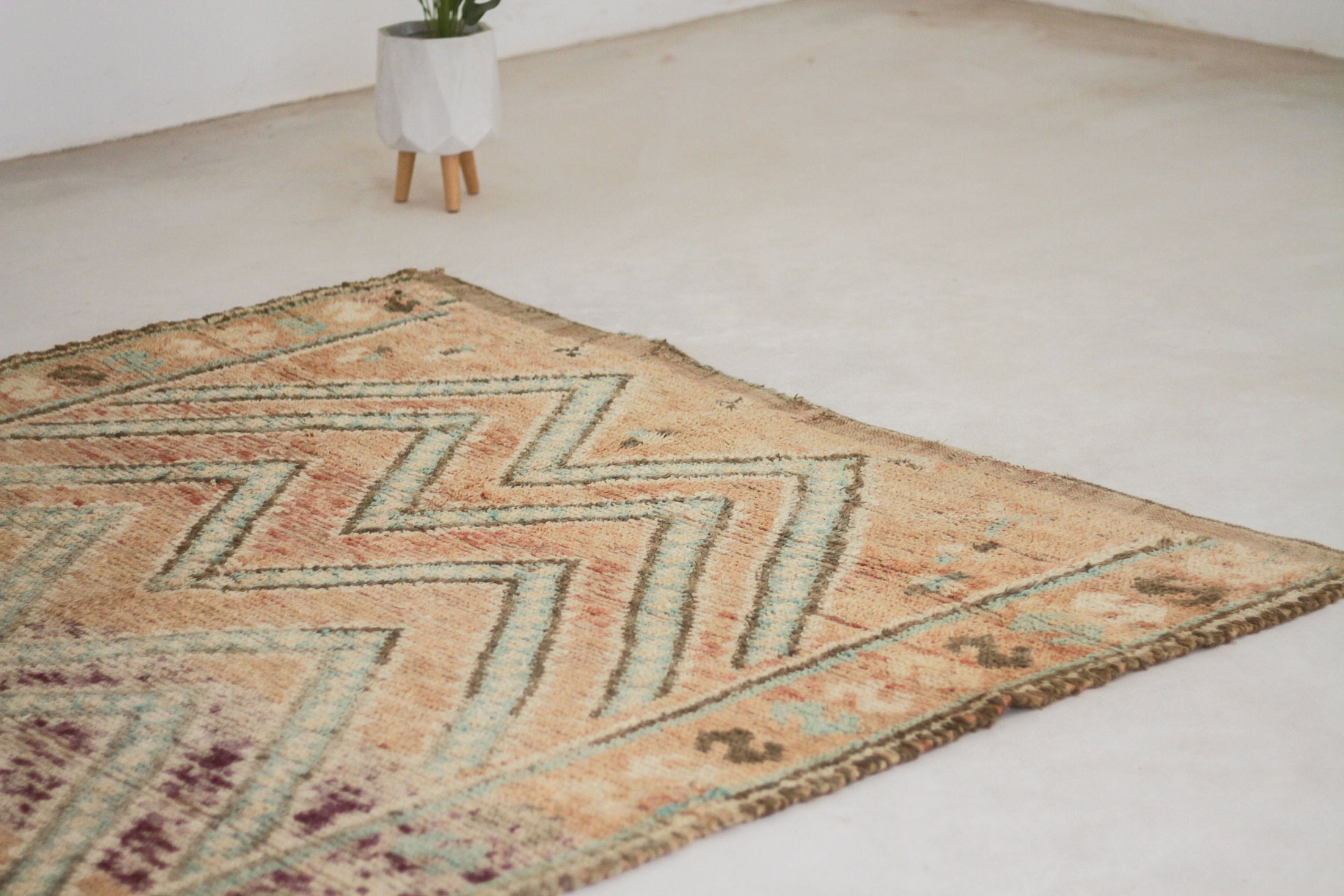 Vintage Moroccan Rug – Handmade Wool Berber rug, 6x9 ft – Peach beni mguild rug
