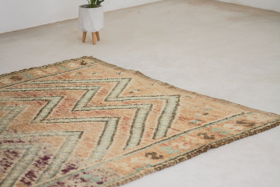 Vintage Moroccan rug No. 41, close-up of the pile and faded peach ground