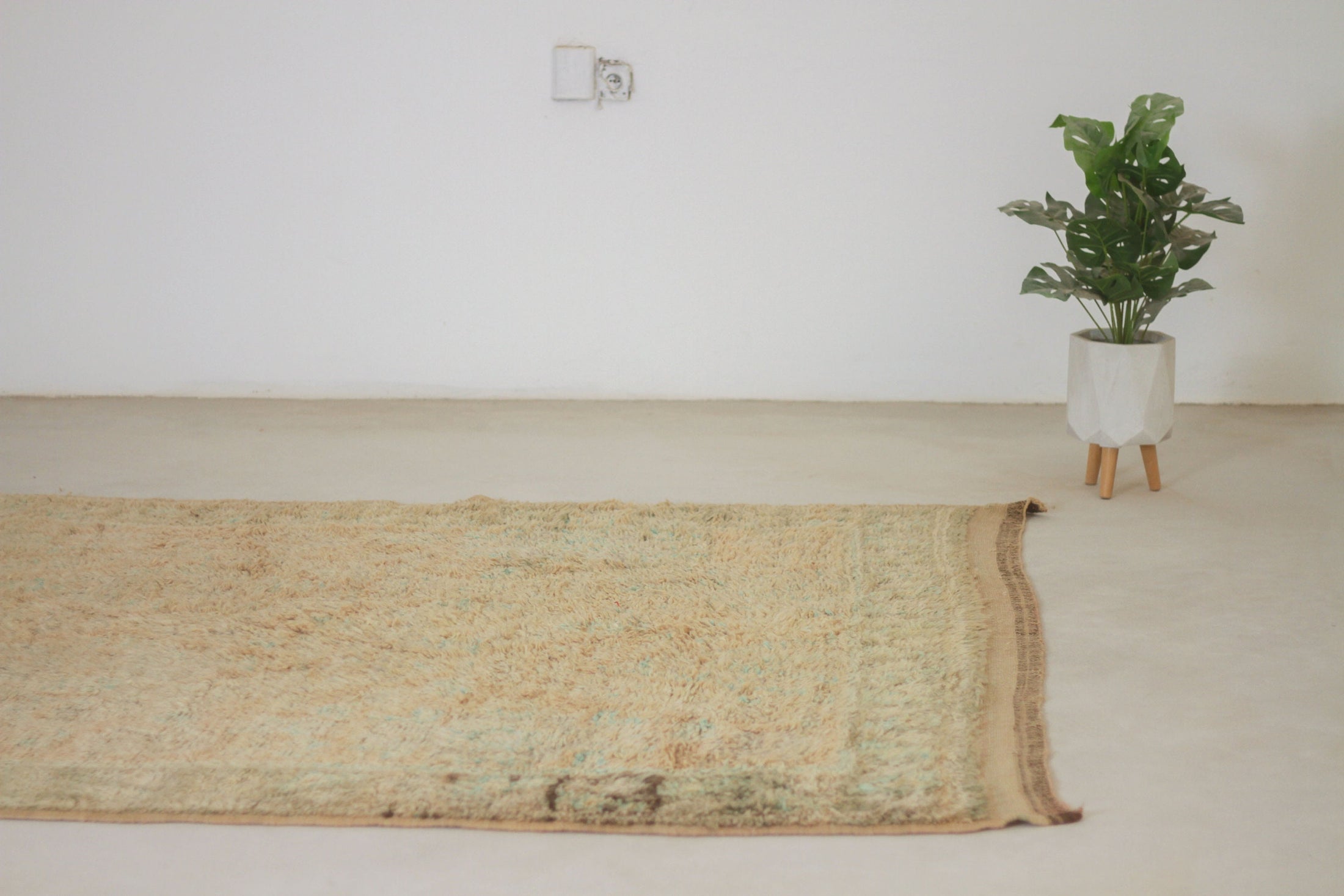 Vintage Moroccan Rug – Handmade Wool Berber rug, 6x10 ft – Peach beni mguild rug