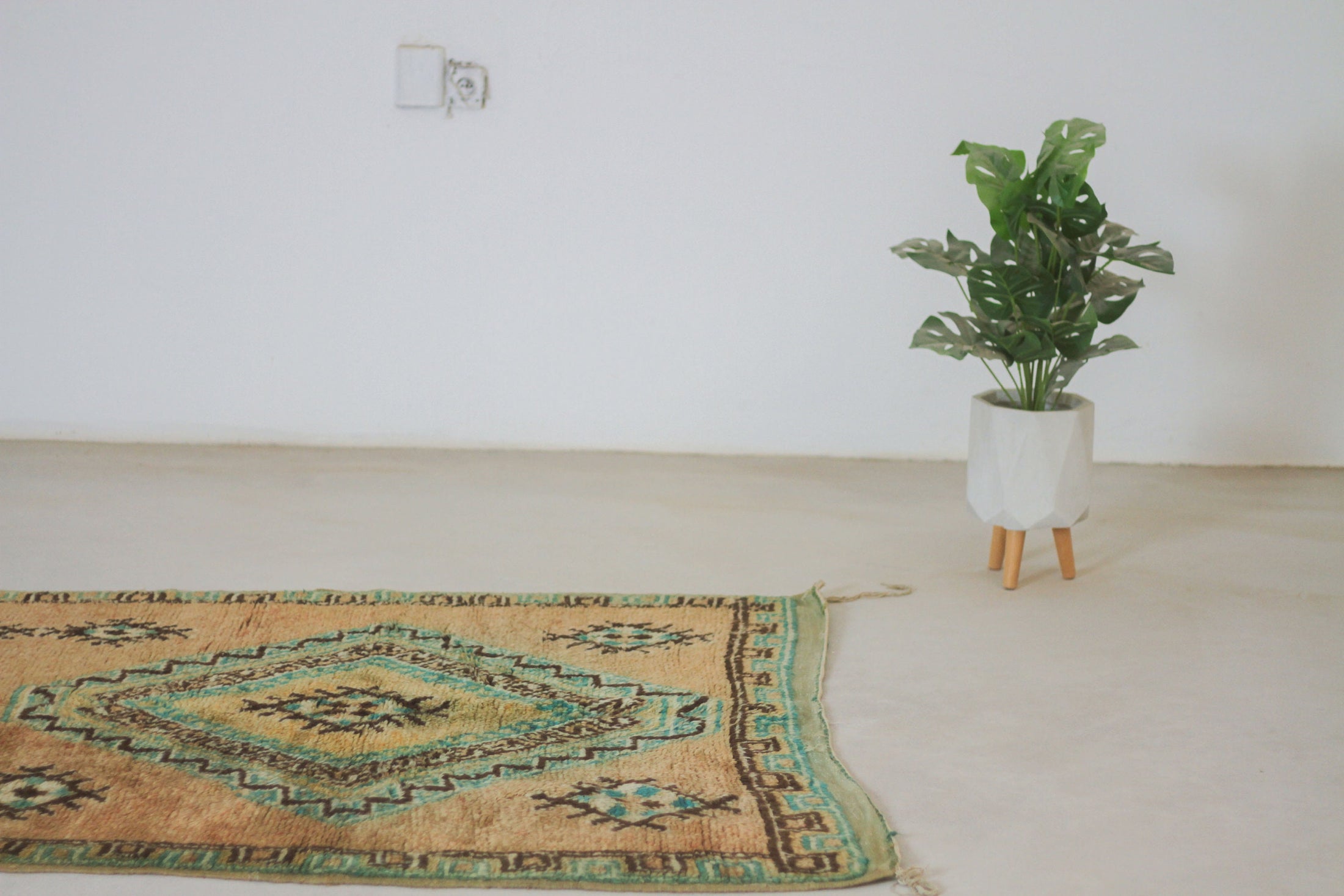 Vintage Moroccan Rug – Handmade Wool Berber rug, 4x9 ft – Peach beni mguild rug