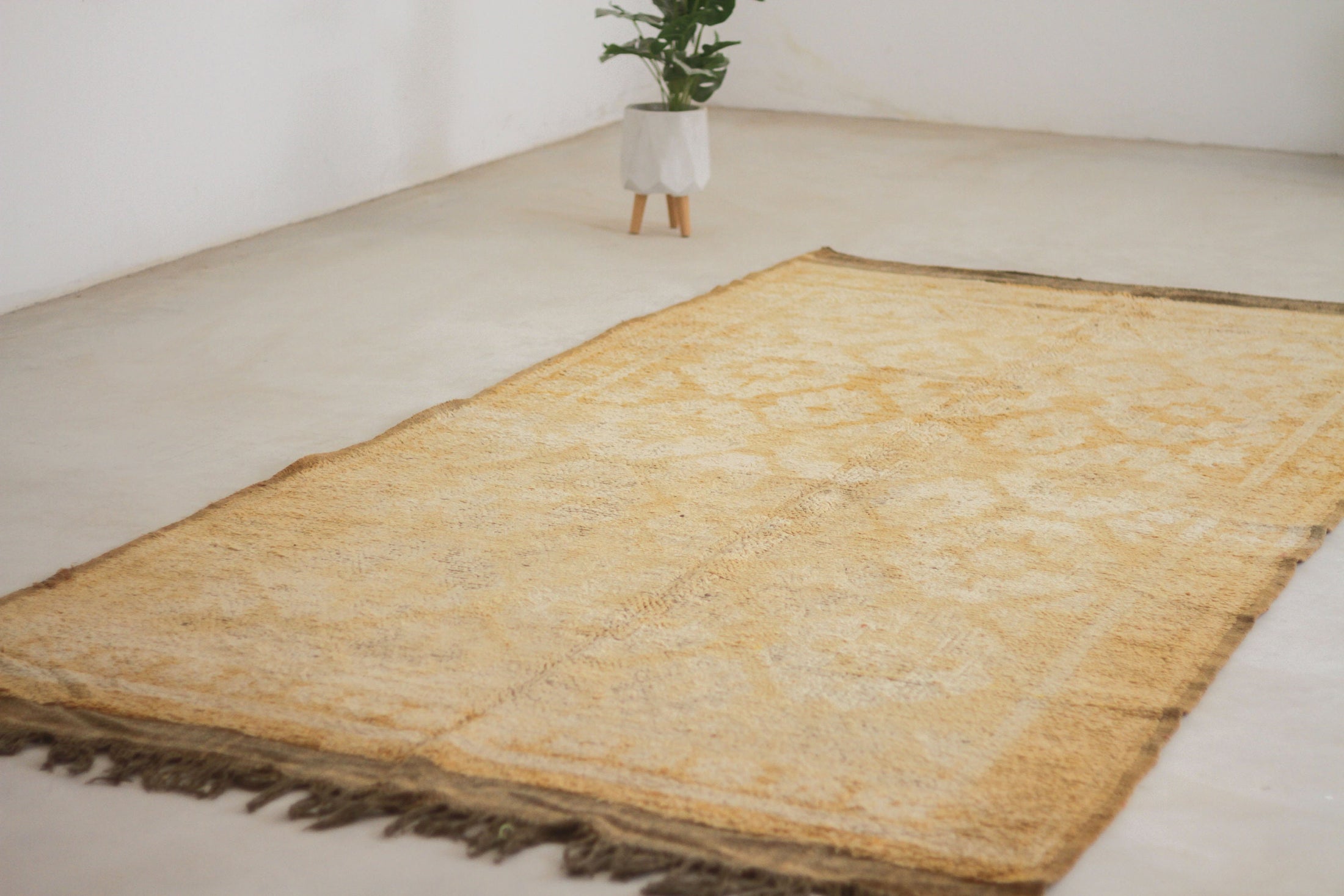 Vintage Moroccan Rug – Handmade Wool Berber rug, 5.5x12 ft – Peach beni mguild rug