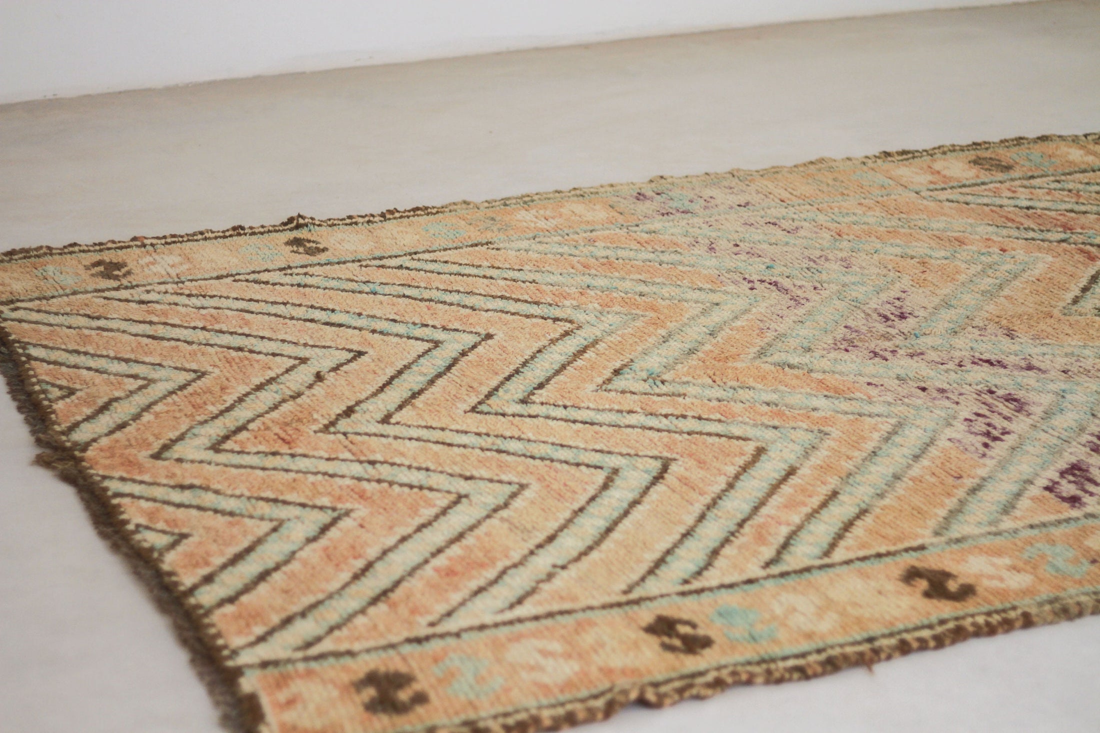 Vintage Moroccan Rug – Handmade Wool Berber rug, 6x9 ft – Peach beni mguild rug