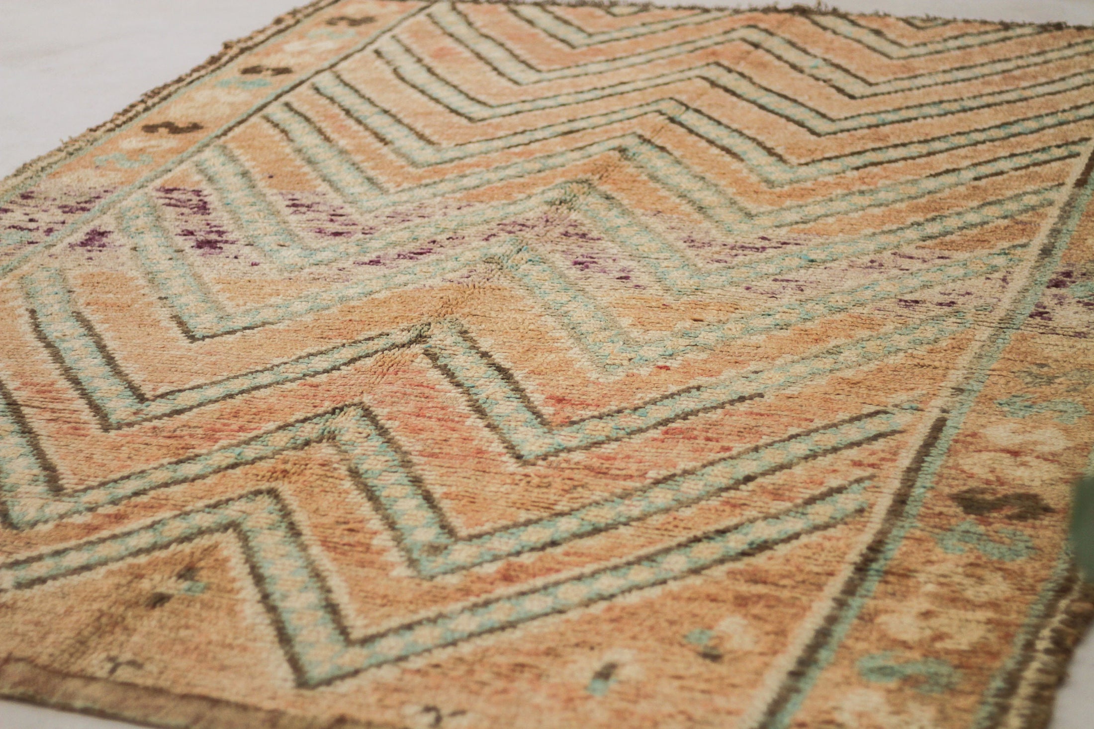 Vintage Moroccan Rug – Handmade Wool Berber rug, 6x9 ft – Peach beni mguild rug