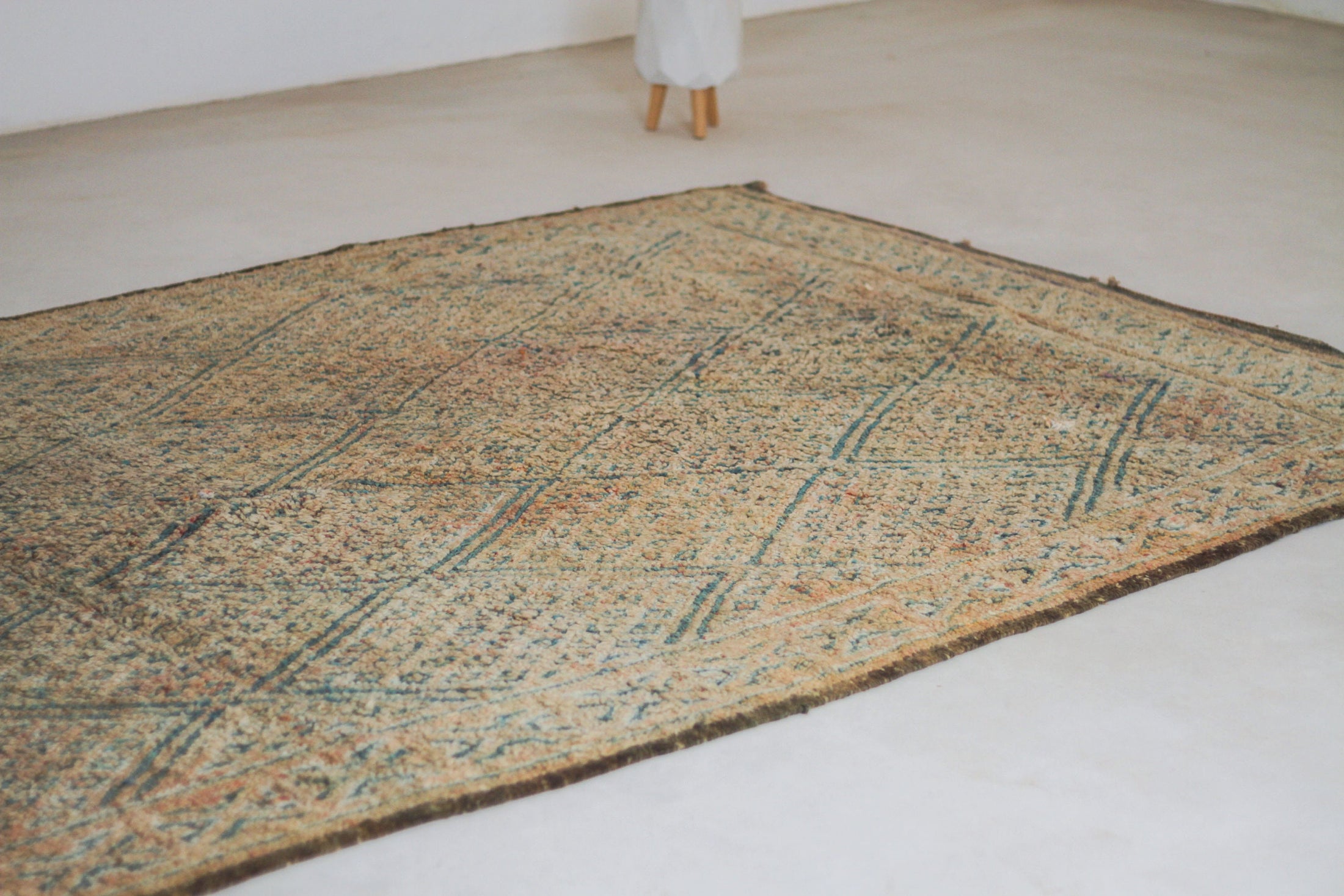Vintage Moroccan Rug – Handmade Wool Berber rug, 7x10 ft – Gray beni mguild rug