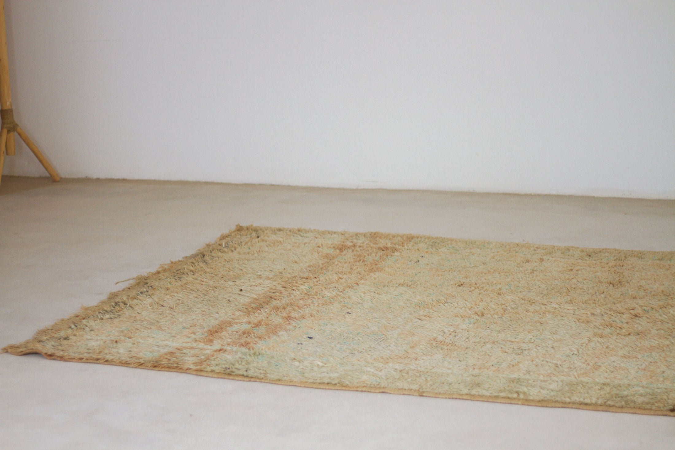 Vintage Moroccan Rug – Handmade Wool Berber rug, 6x10 ft – Peach beni mguild rug