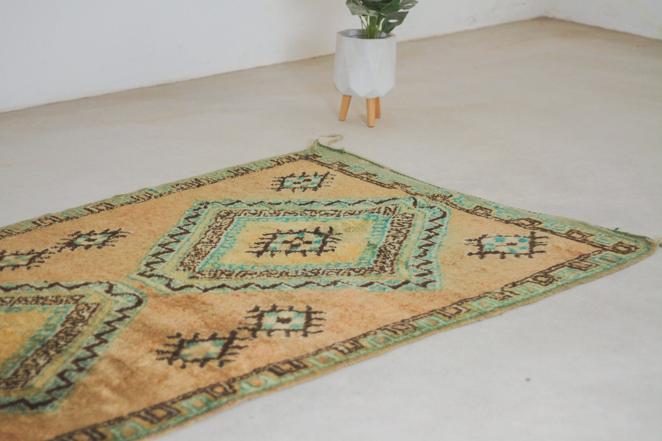 Vintage Moroccan Rug – Handmade Wool Berber rug, 4x9 ft – Peach beni mguild rug
