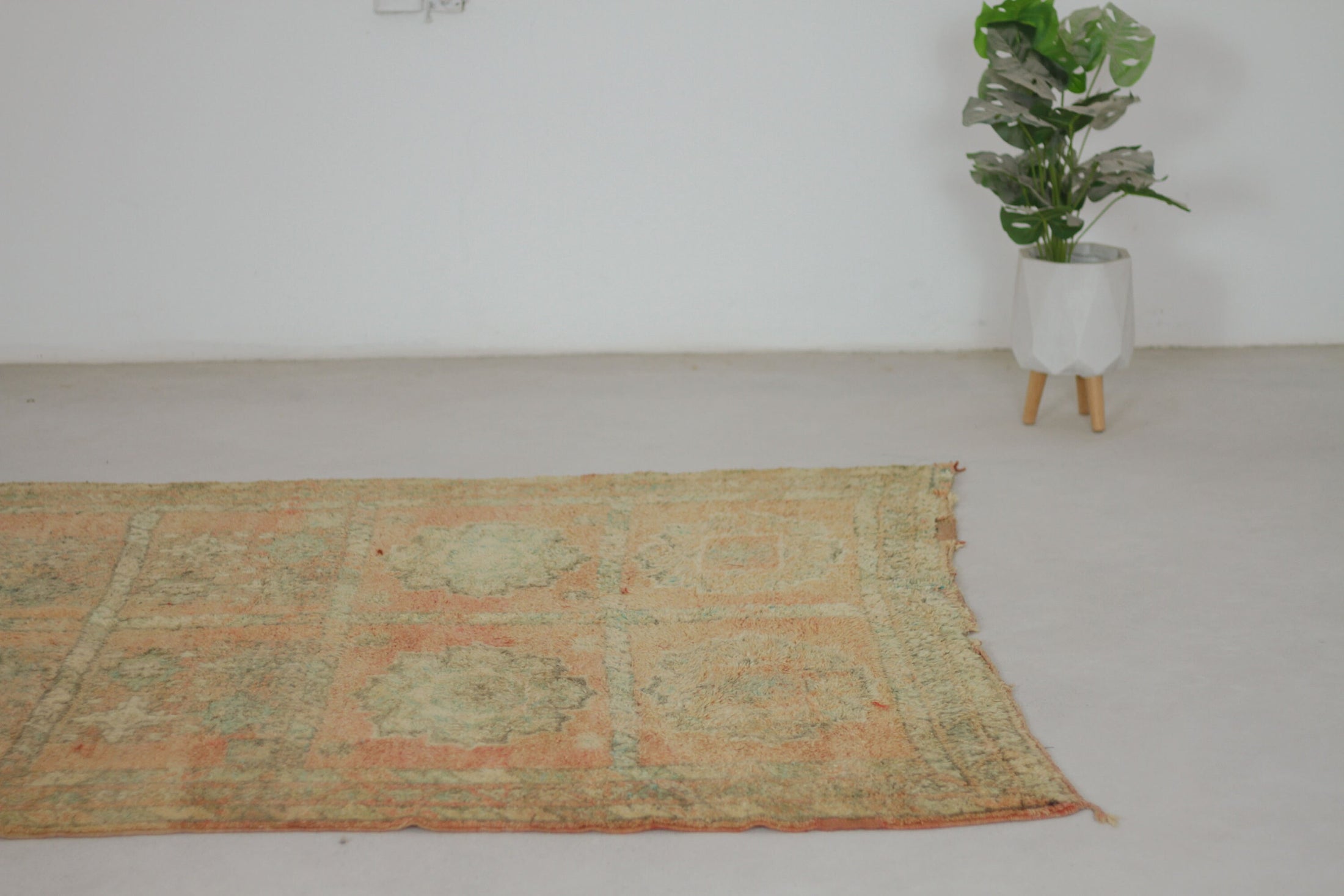 Vintage Moroccan Rug – Handmade Wool Berber rug, 5x8 ft – Peach beni mguild rug