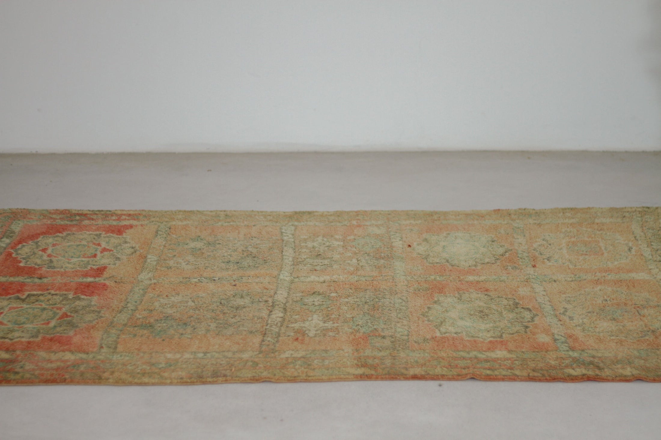 Vintage Moroccan Rug – Handmade Wool Berber rug, 5x8 ft – Peach beni mguild rug