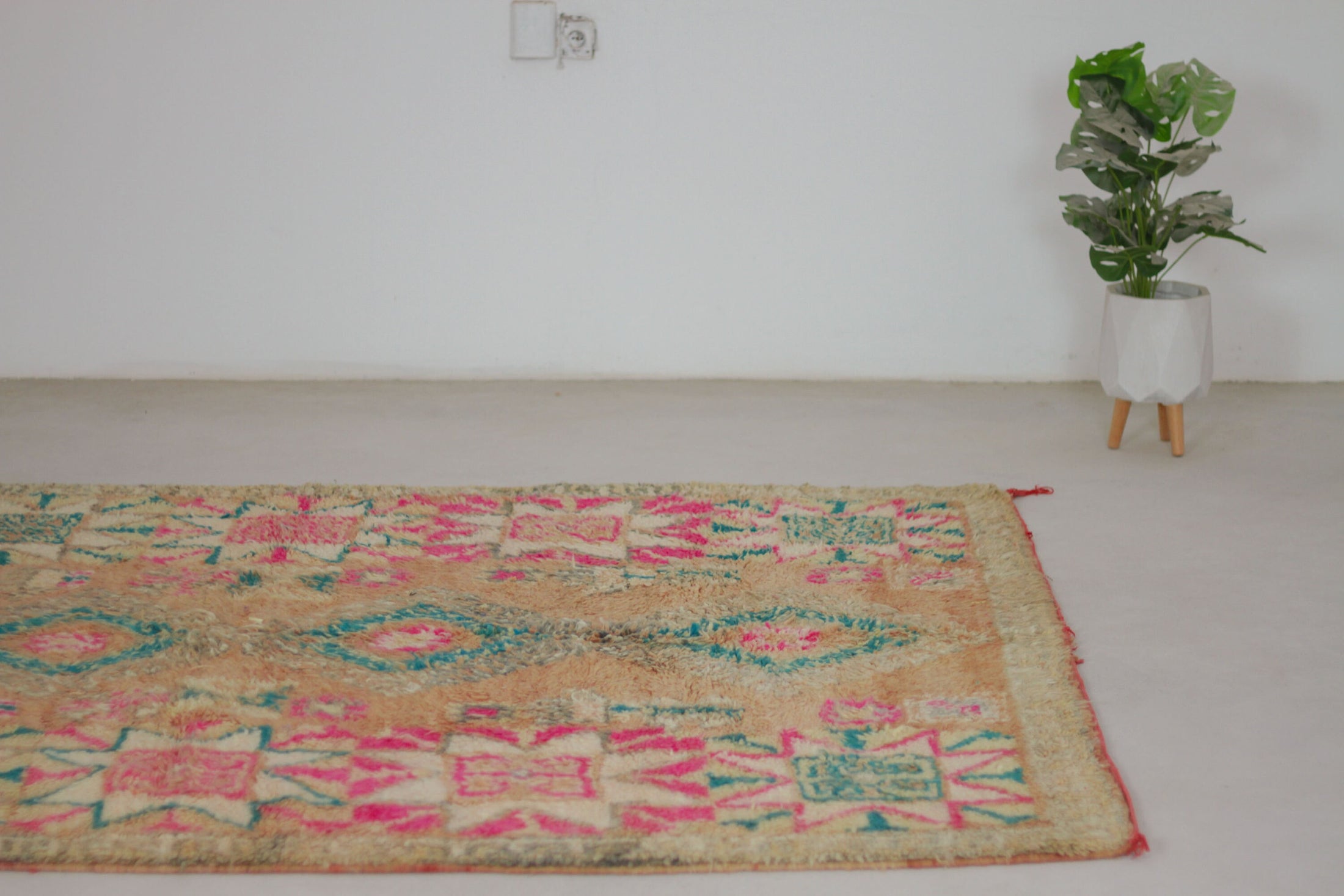 Vintage Moroccan Rug – Handmade Wool Berber rug, 6x8 ft – Pink beni mguild rug