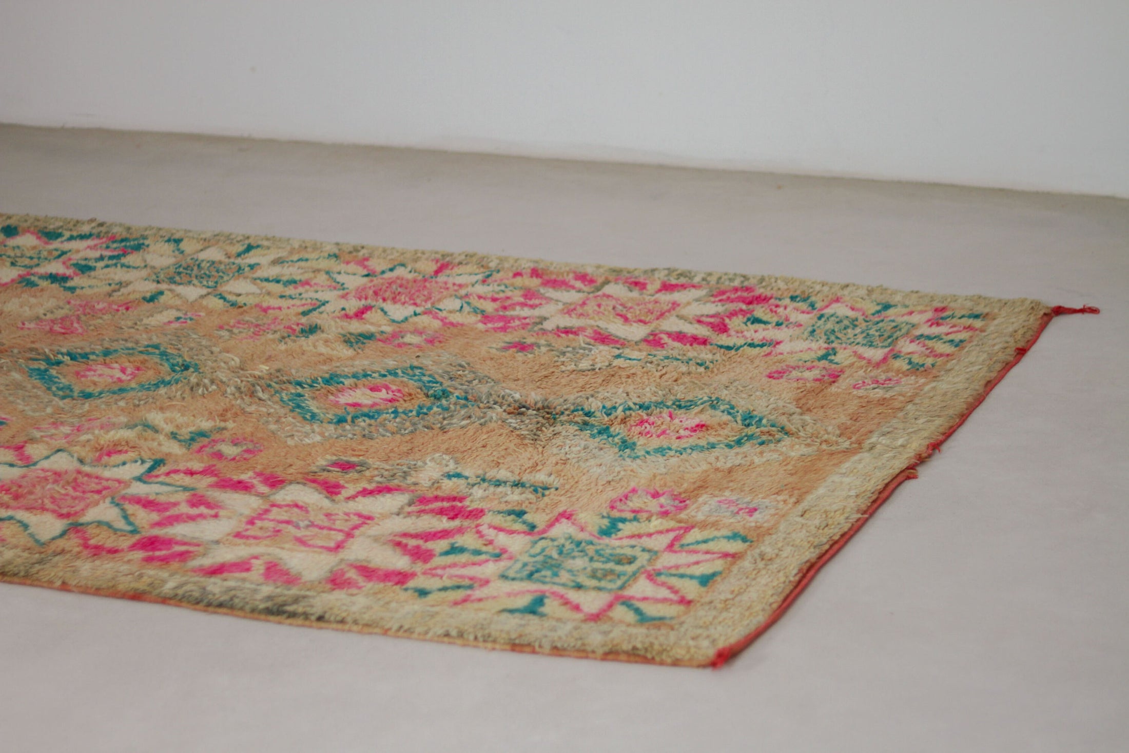 Vintage Moroccan Rug – Handmade Wool Berber rug, 6x8 ft – Pink beni mguild rug